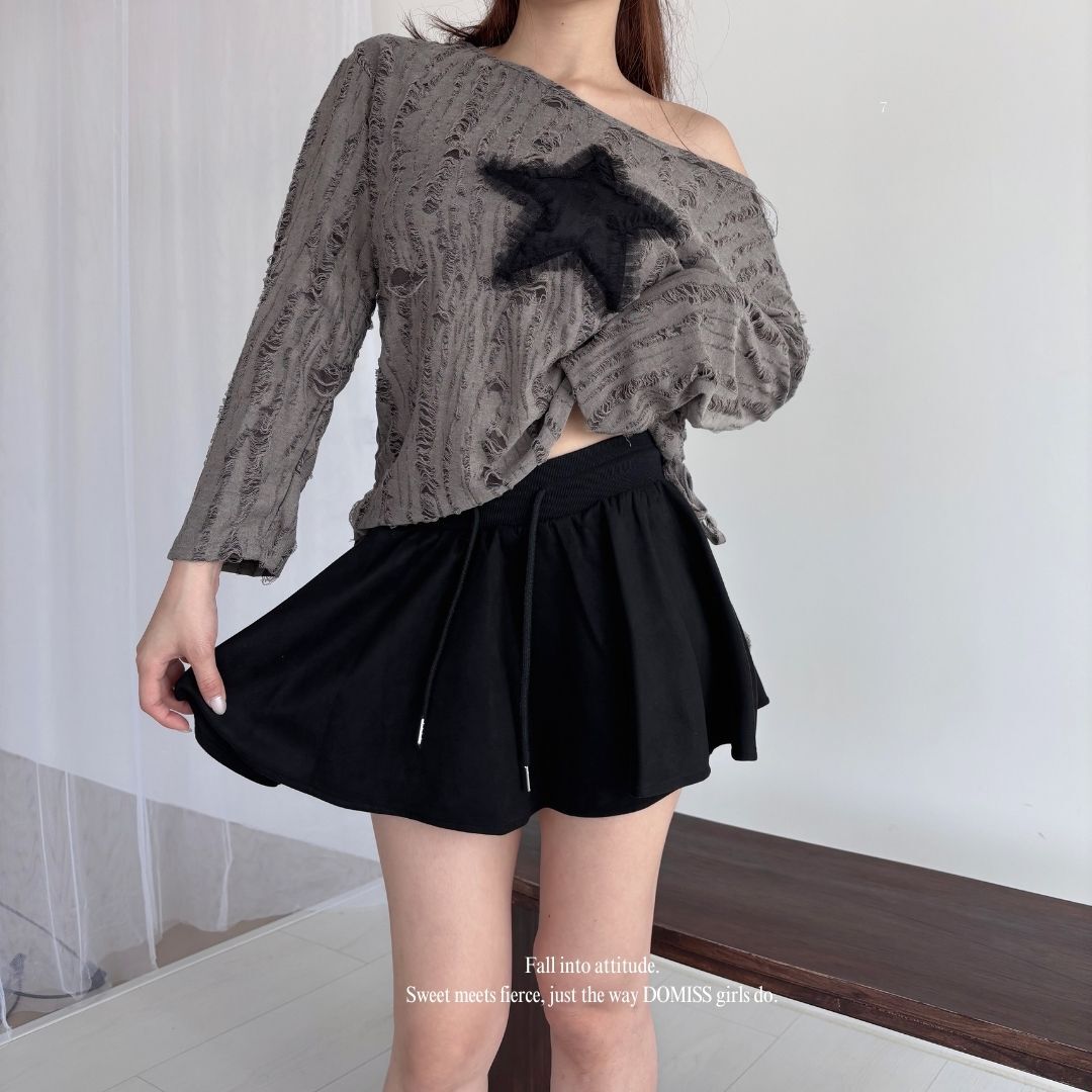 【辣妹氛圍感】DOMISS 星星破洞斜肩抽繩針織上衣-2色 長袖上衣 (現貨)