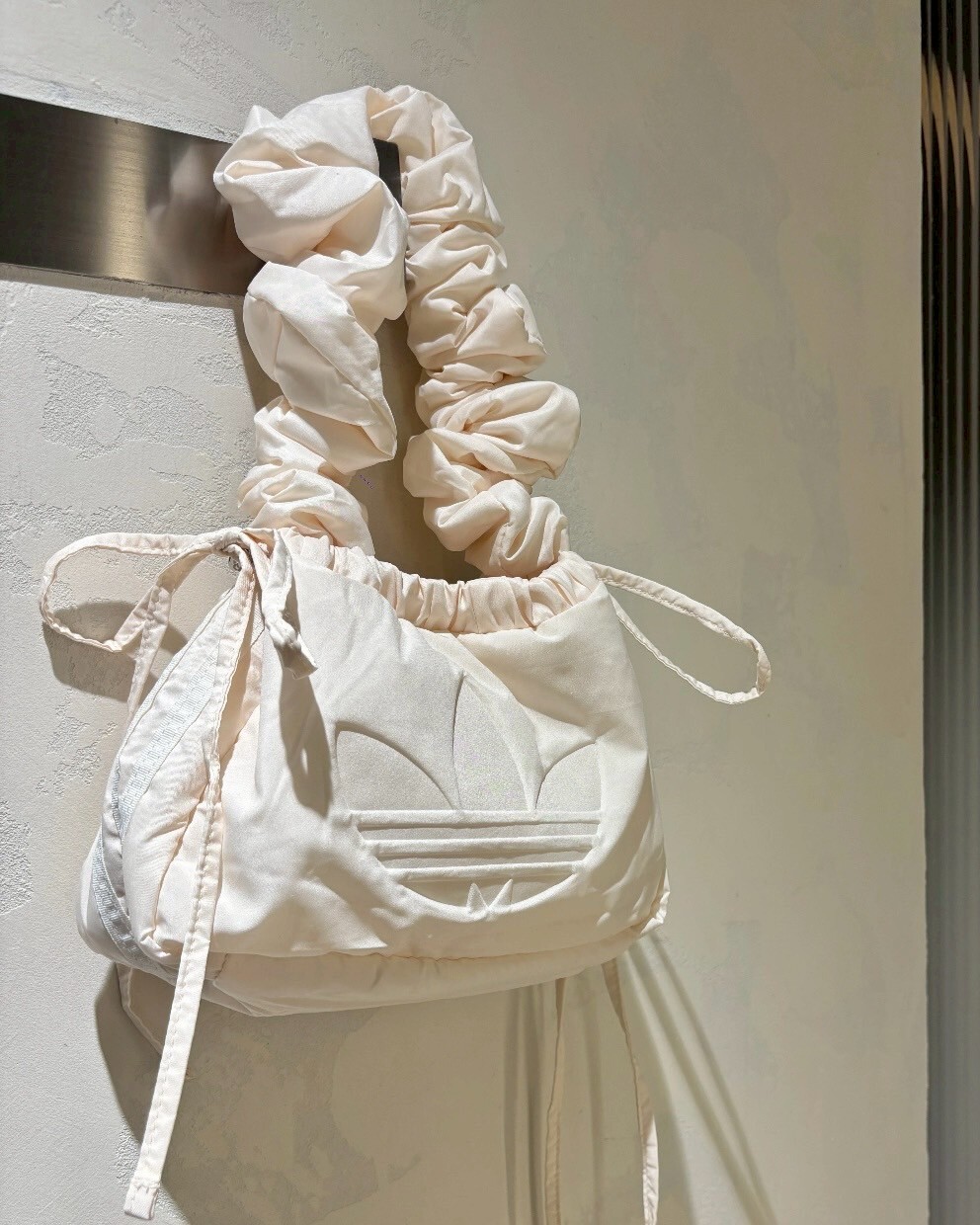 Adidas RUF SHLDR BAG 米色抽繩斜背包 肩背包