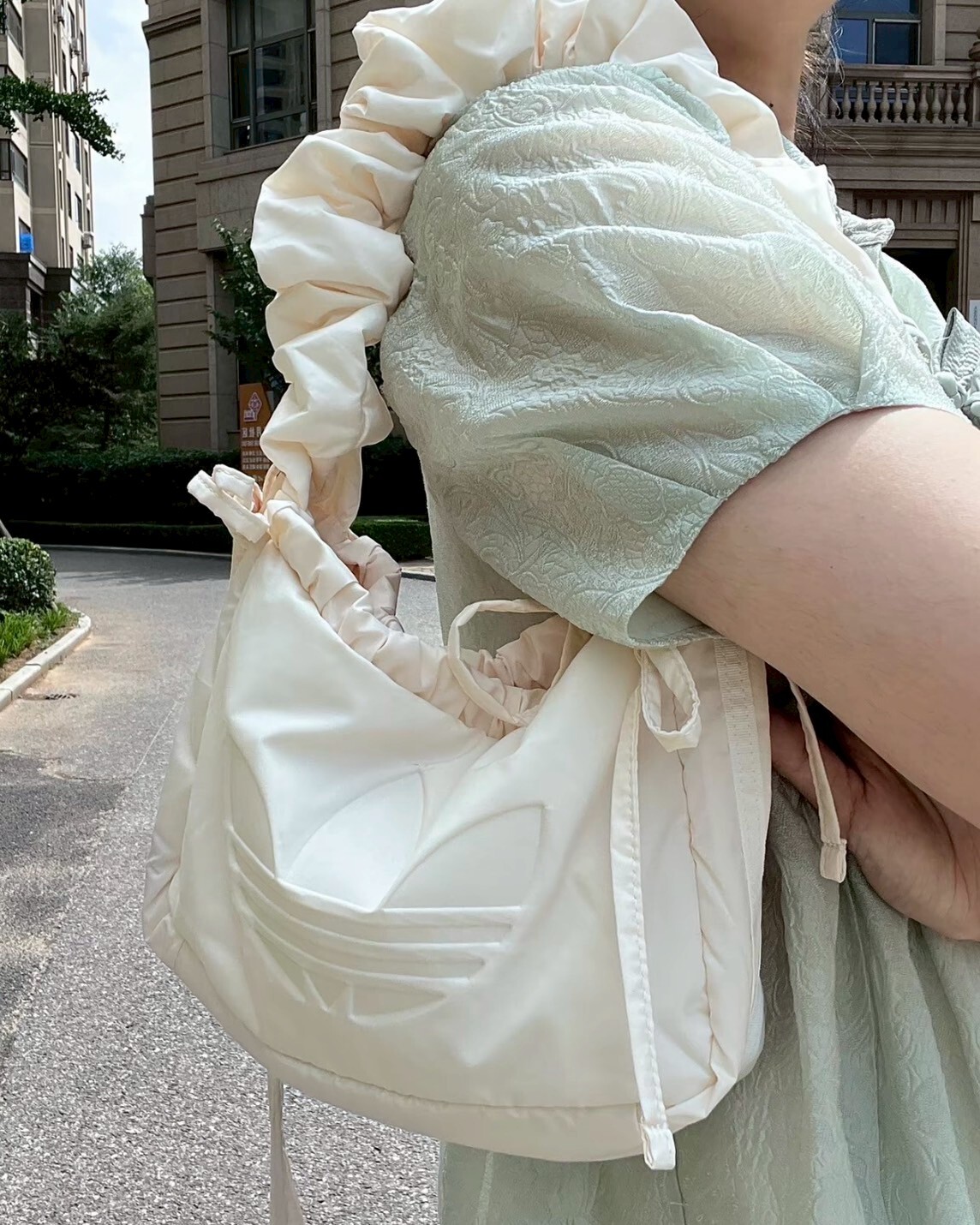 Adidas RUF SHLDR BAG 米色抽繩斜背包 肩背包