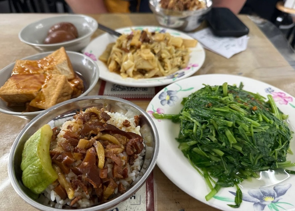 南門市場附近的金峰魯肉飯以肥瘦相間的滷肉燉煮入味，淋在熱騰騰的白飯上，每一口都充滿膠質與醬香。