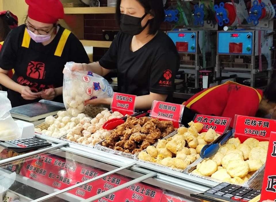 南門市場魚丸店手工製作的各式魚丸、燕餃、魚餃等火鍋料十分受歡迎，是許多家庭煮婦採買湯品食材時的指定名單。