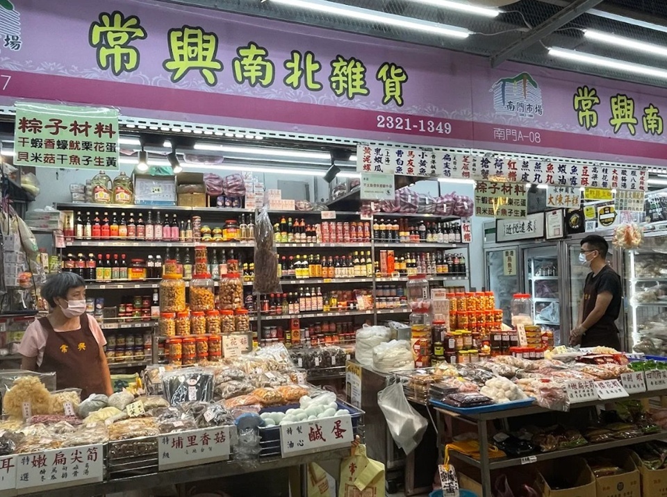 南門市場的常溫南北雜貨按照多年來的經驗傳承與繁複工序製作而成，有著無法被機器取代的層次感。