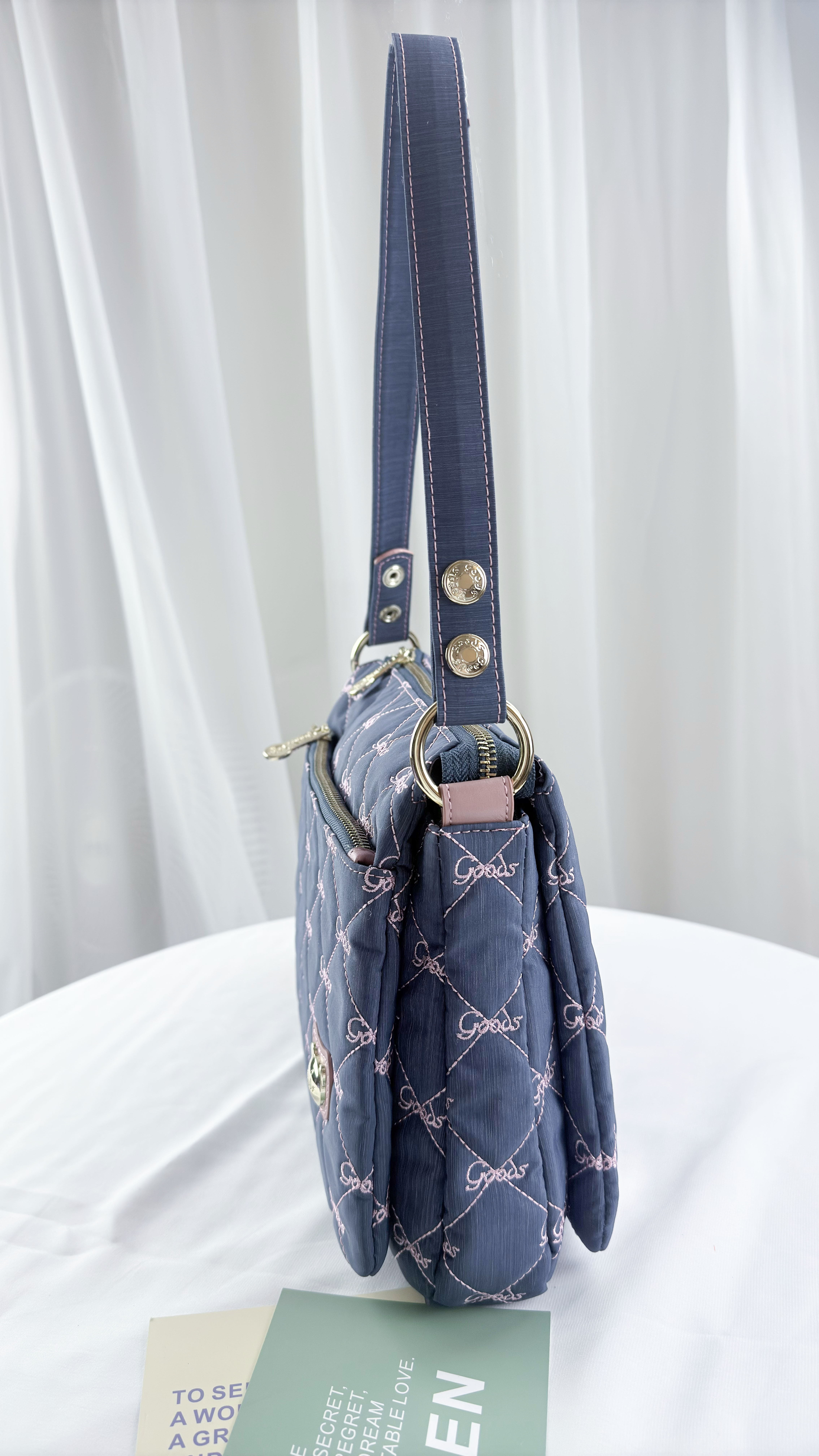 GOODS 牛仔藍拼接櫻花粉 防潑水肩背包 / 側背包 附吊飾 #29259