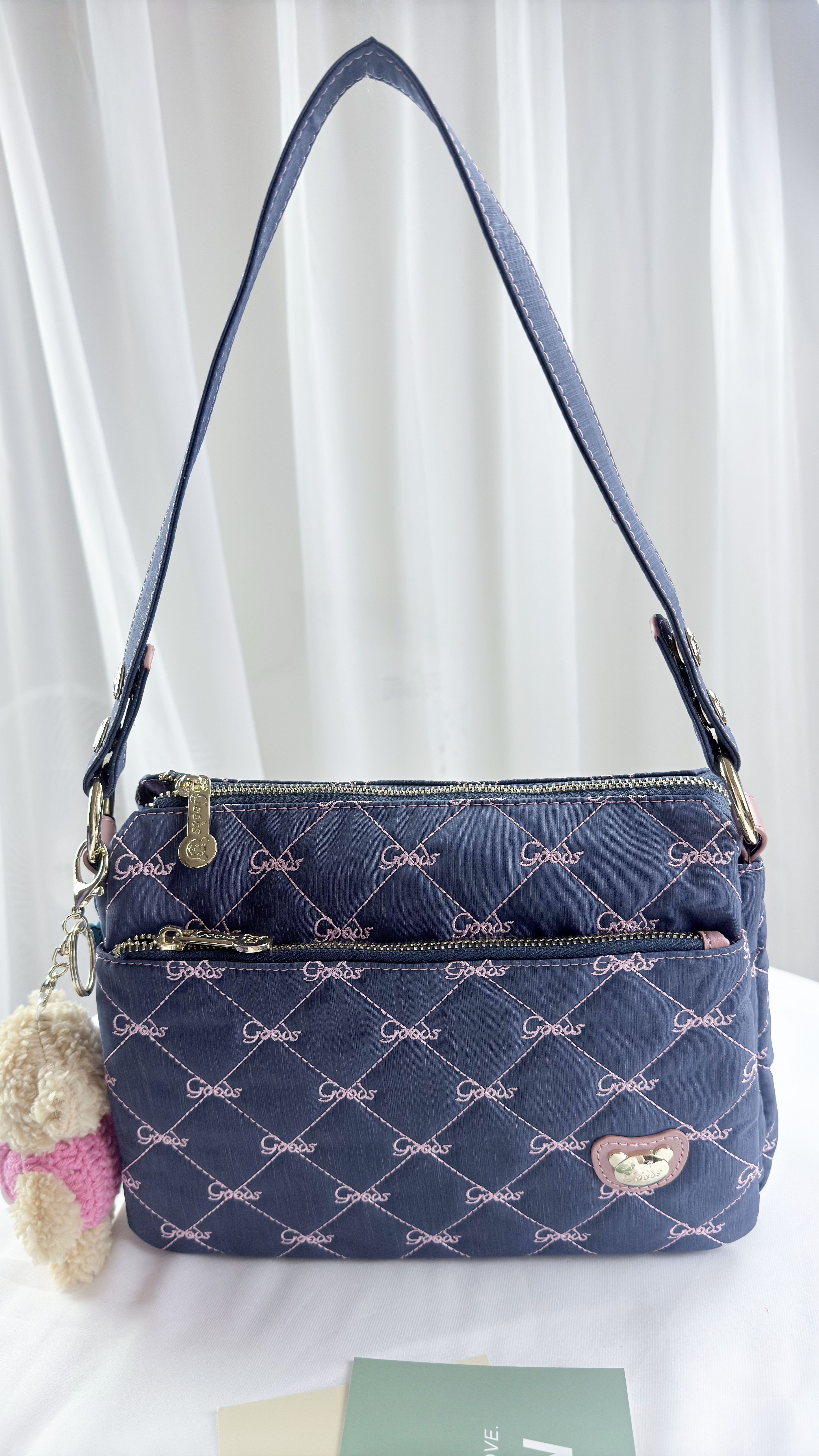 GOODS 牛仔藍拼接櫻花粉 防潑水肩背包 / 側背包 附吊飾 #29259