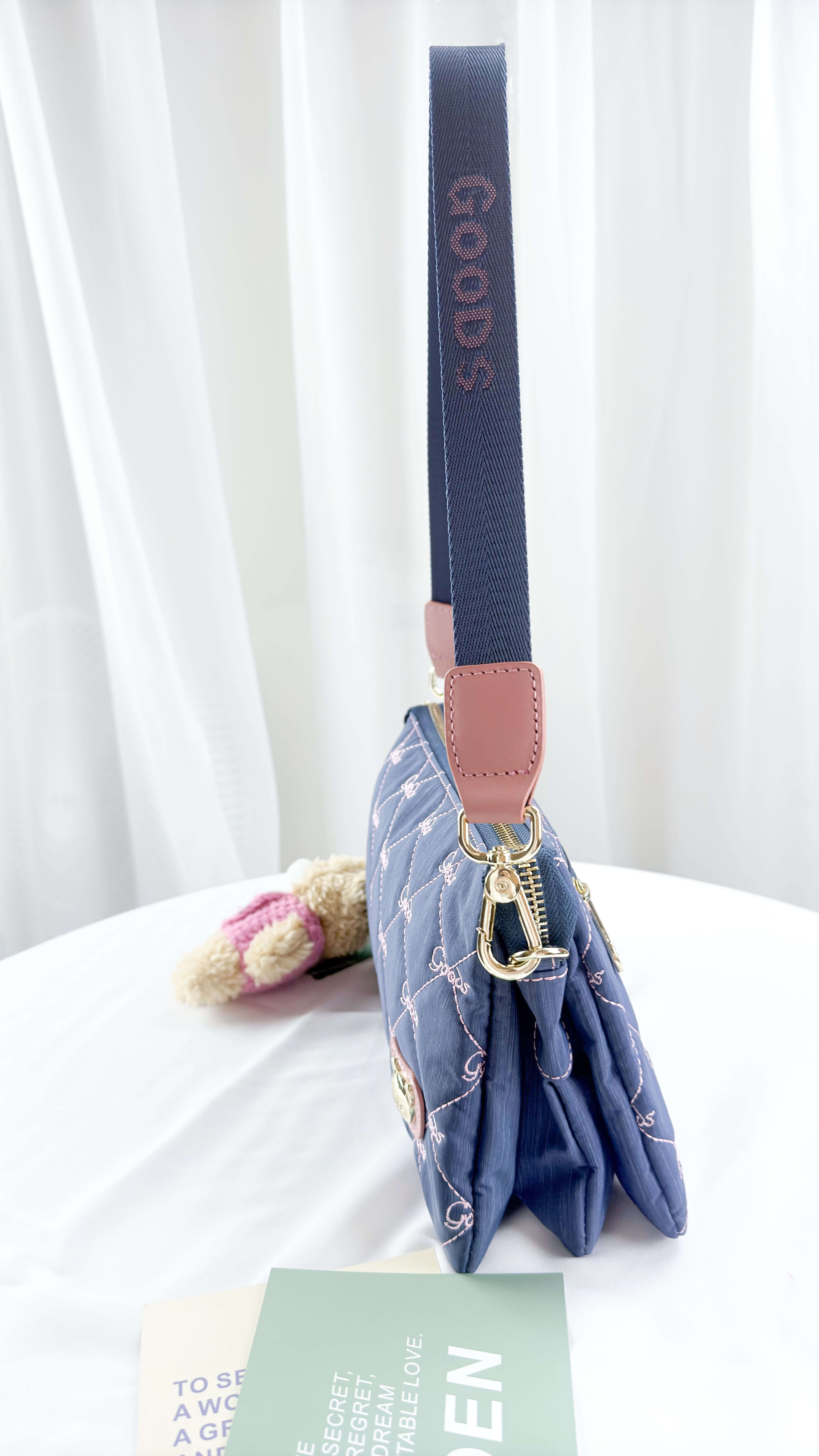 GOODS 牛仔藍拼接櫻花粉 防潑水肩背包 / 側背包 附吊飾 #2107