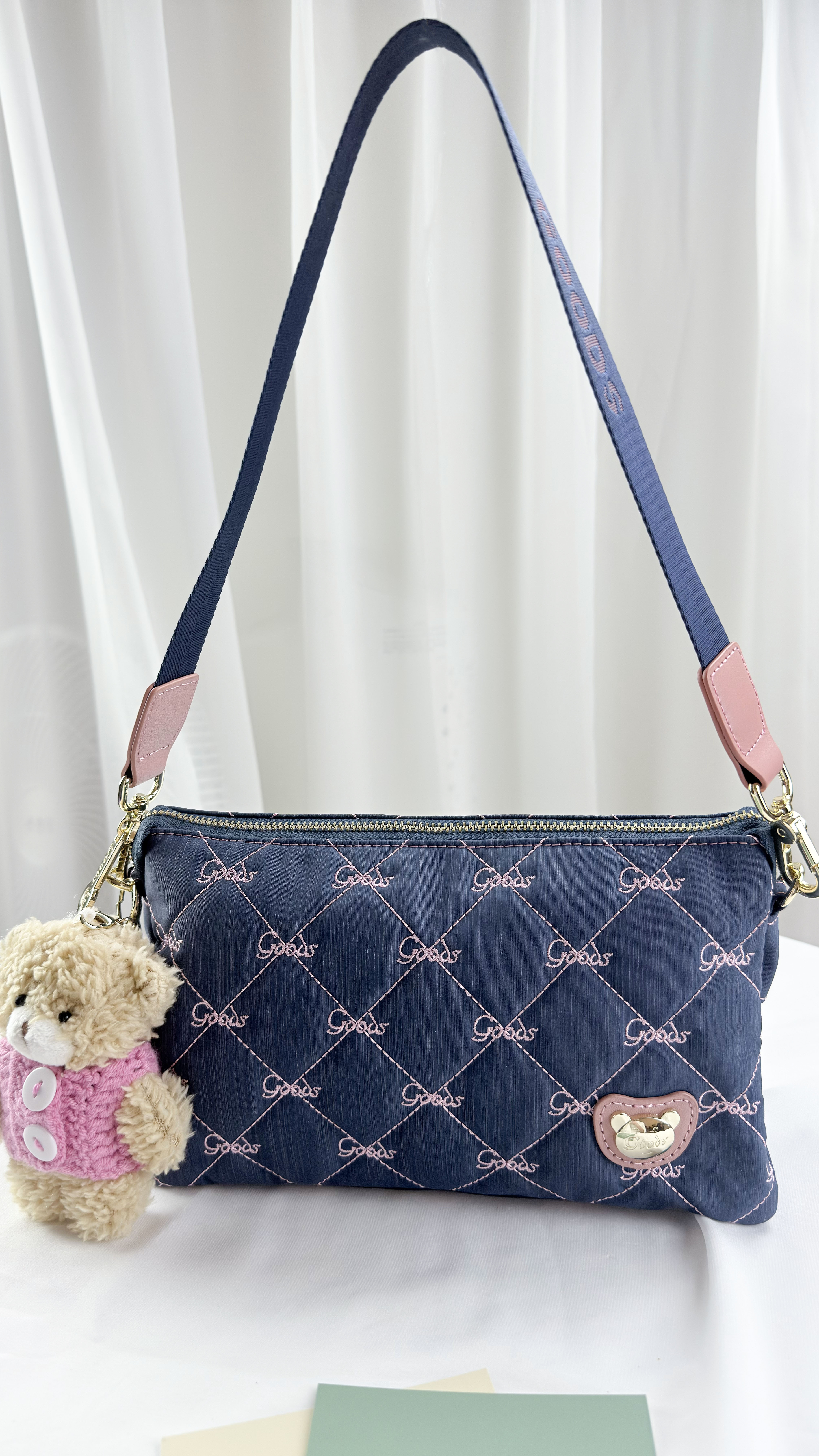 GOODS 牛仔藍拼接櫻花粉 防潑水肩背包 / 側背包 附吊飾 #2107