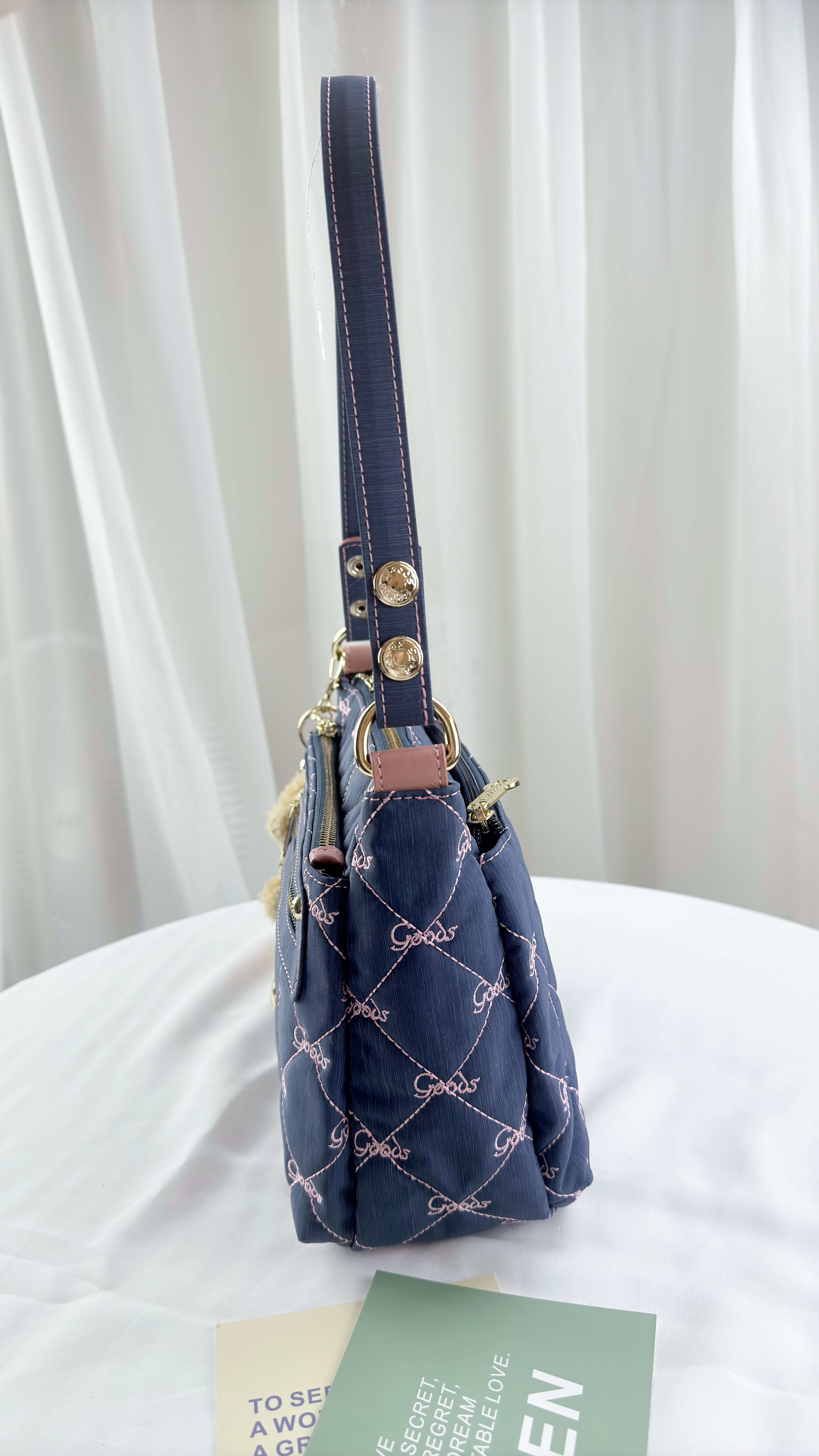 GOODS 牛仔藍拼接櫻花粉 防潑水肩背包 / 側背包  附吊飾  #2820