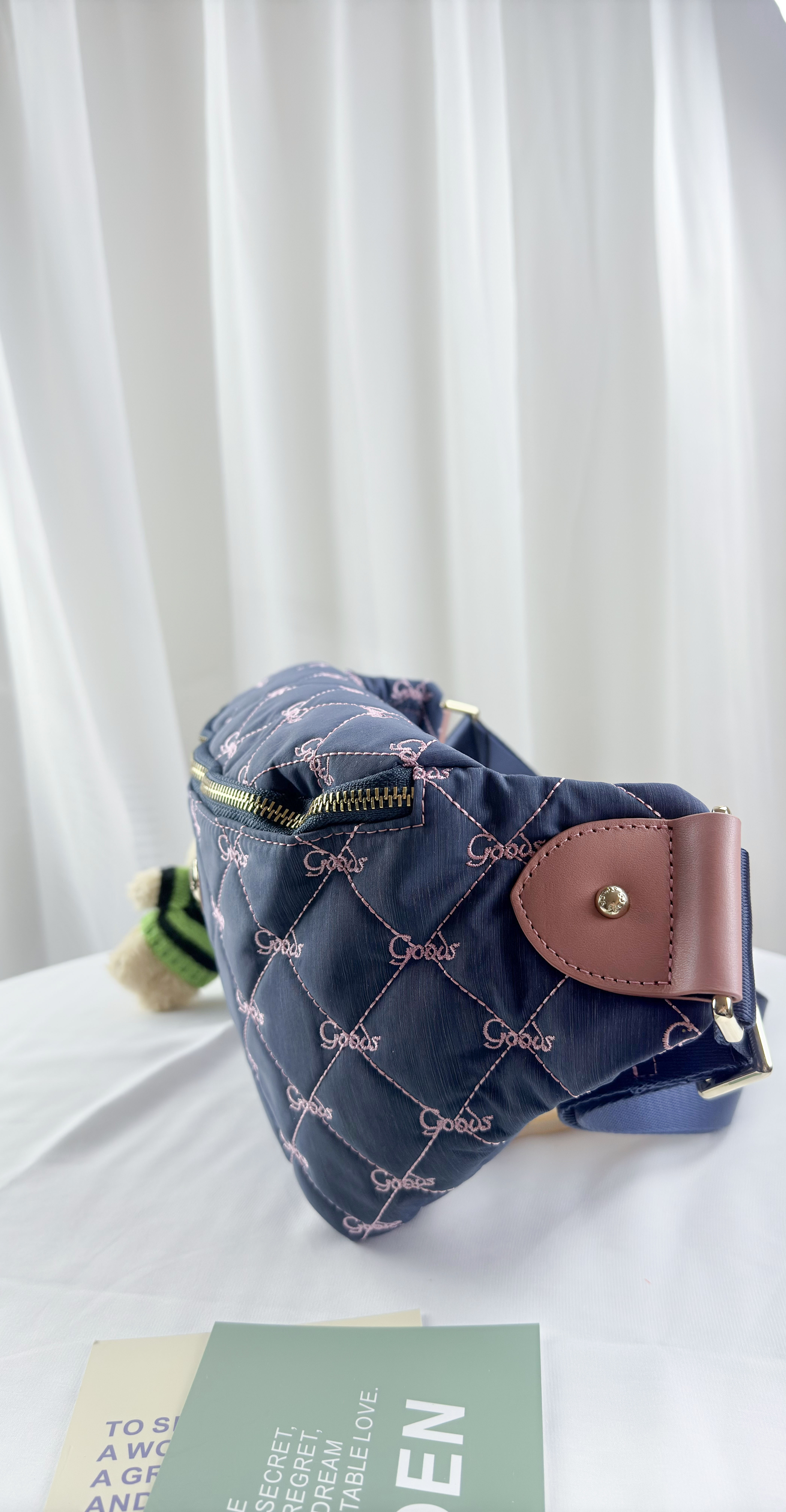 GOODS 牛仔藍拼接櫻花粉 防潑水側背包 / 腰包 附吊飾 #2897