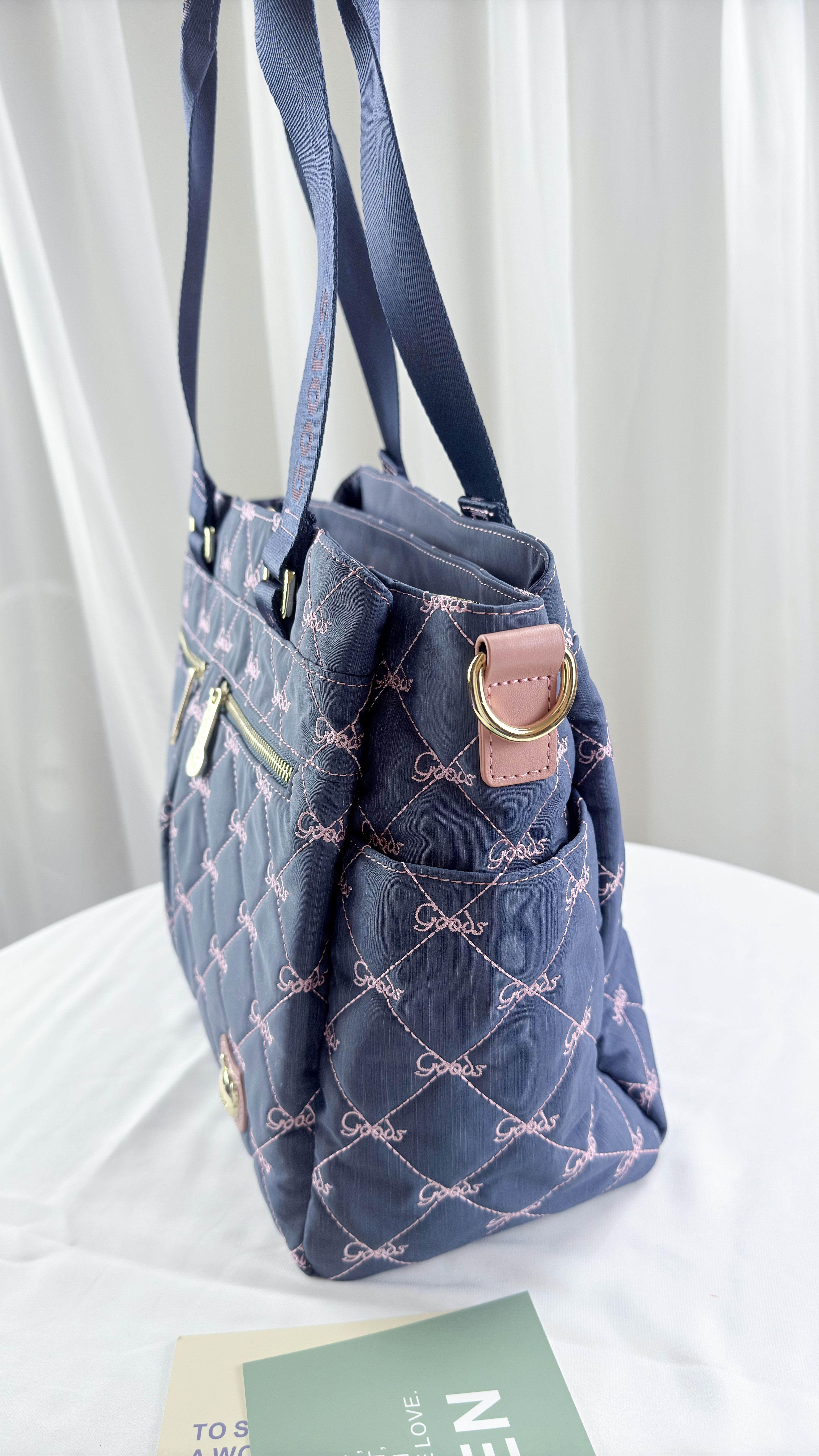 GOODS 牛仔藍拼接櫻花粉 防潑水手提包 / 側背包 附吊飾 #2877