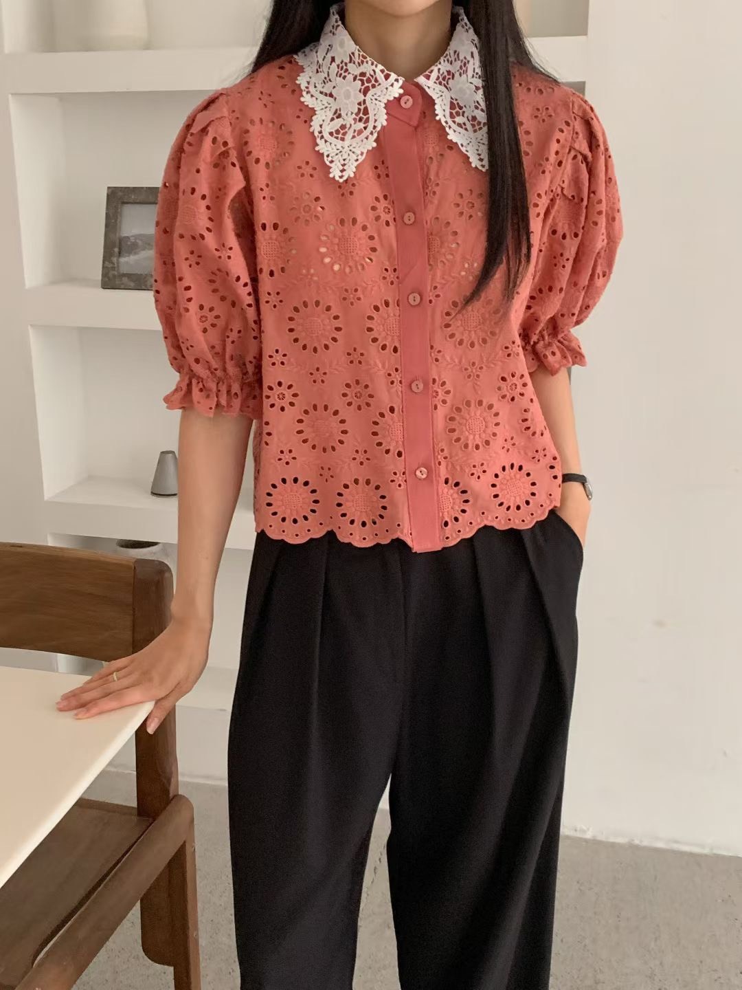 洞洞花蕾絲白領襯衫