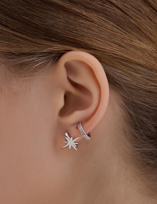 閃耀交錯小星。針式耳環(銀)