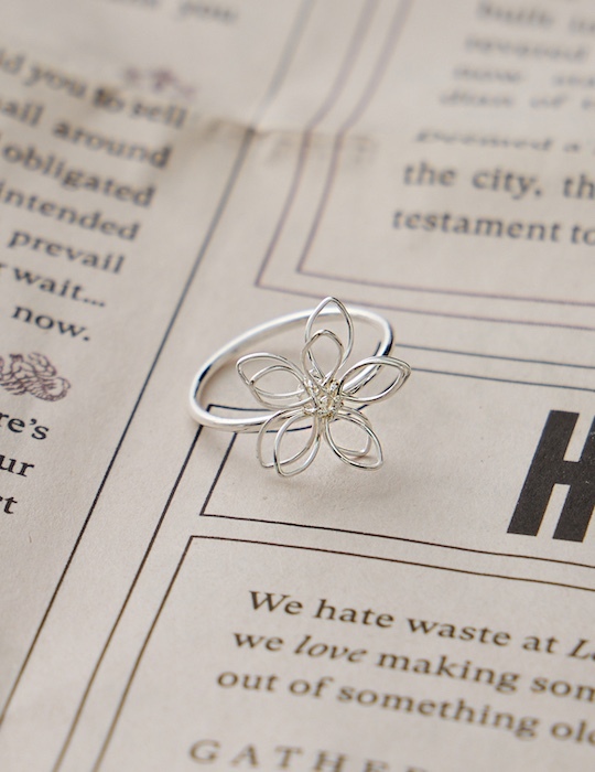 簍空纏繞小花戒指