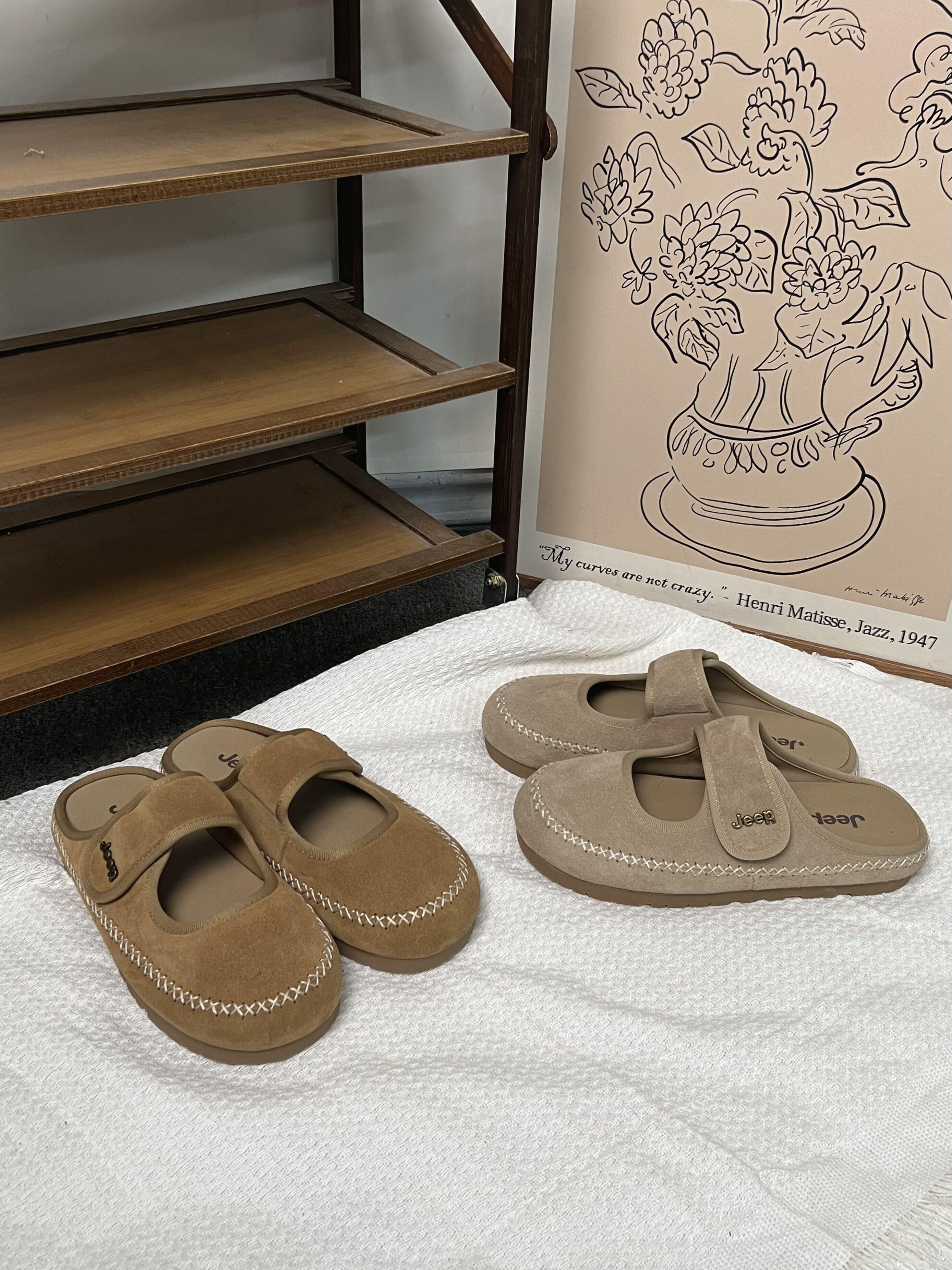 JEEP 半拖魔鬼氈瑪莉珍鞋 勃肯鞋 平底鞋 拖鞋 麂皮 外縫線 女款 2色/預購