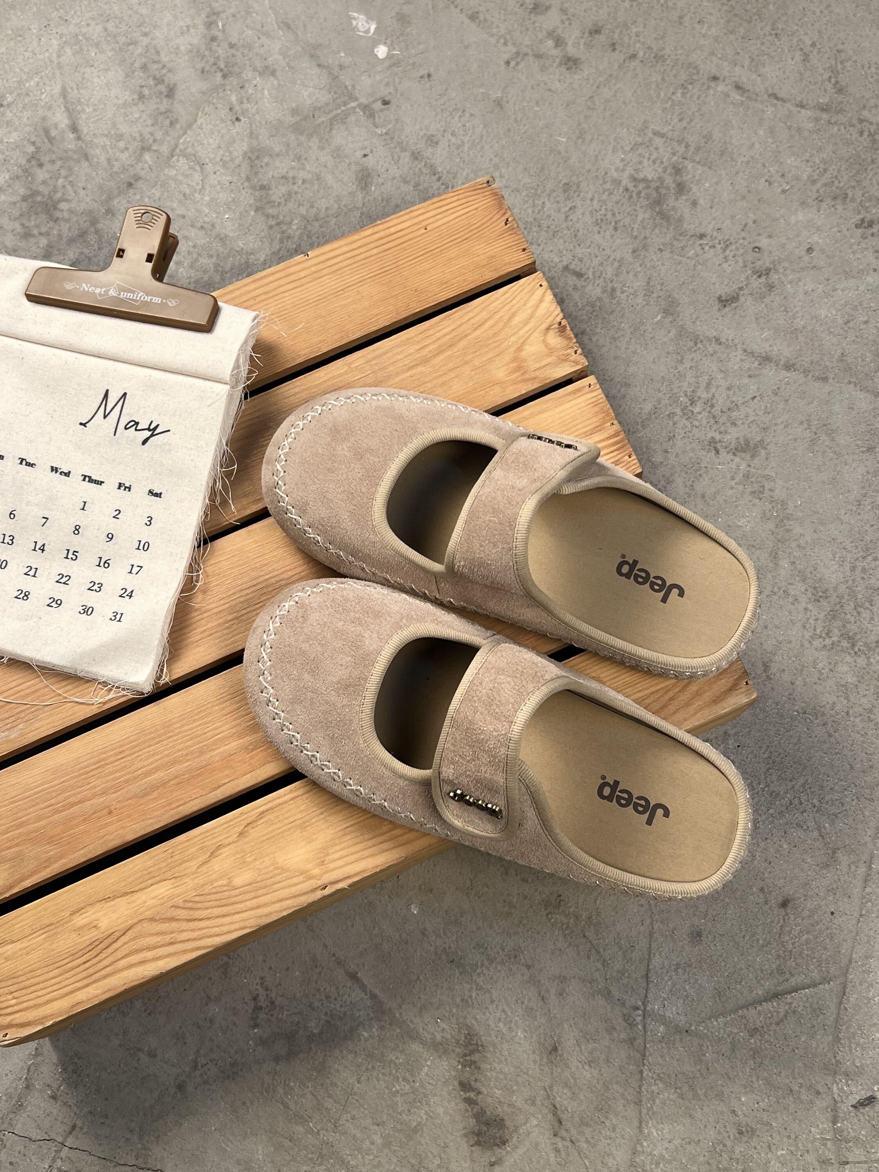 JEEP 半拖魔鬼氈瑪莉珍鞋 勃肯鞋 平底鞋 拖鞋 麂皮 外縫線 女款 2色/預購