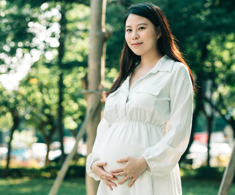 一位熟齡女性表情充滿自信笑容