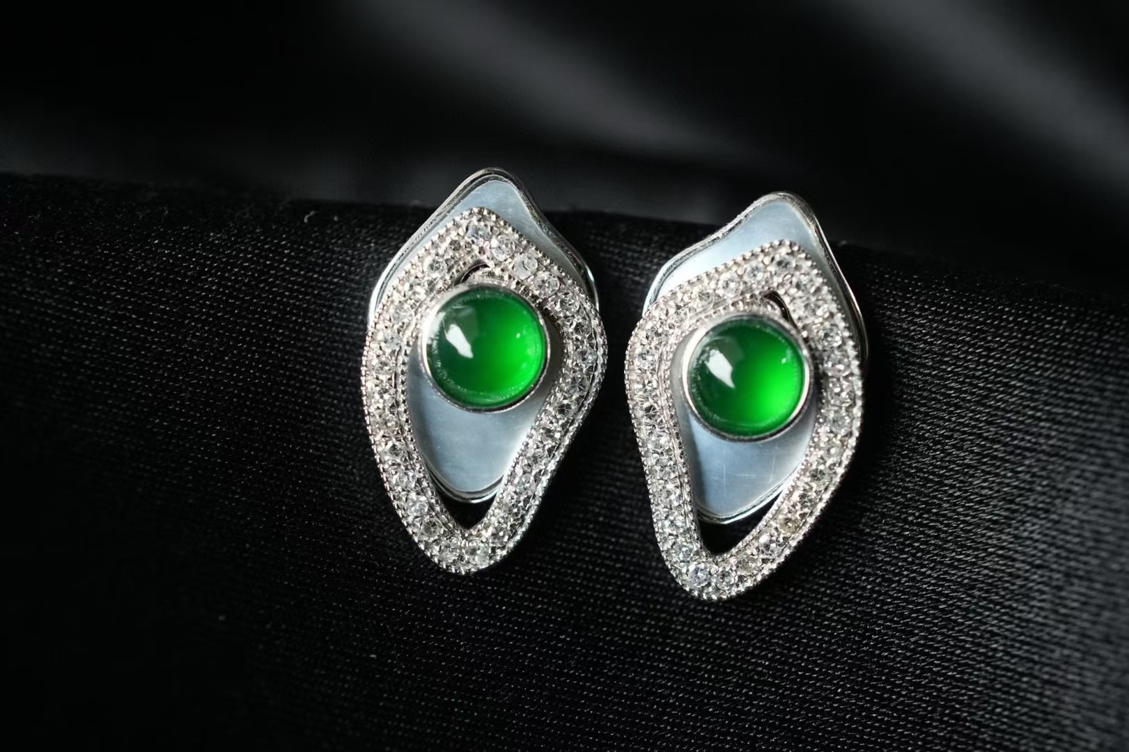 724818 翡翠滿鑽白貝翡翠耳釘