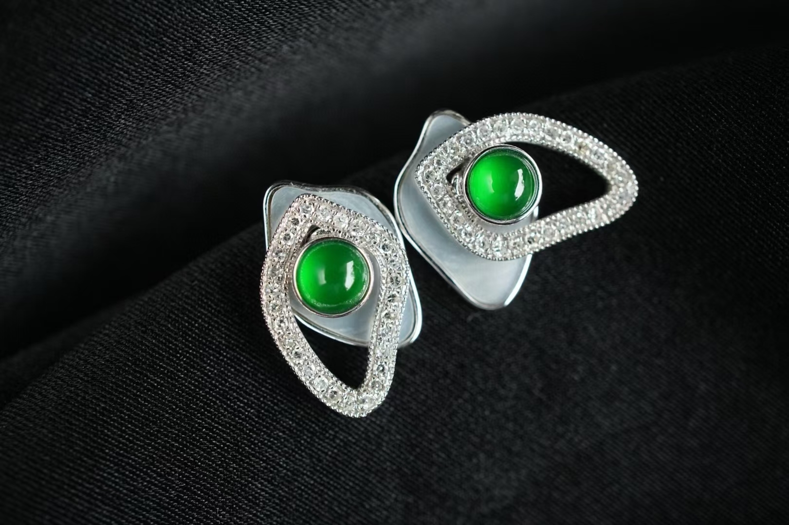 724818 翡翠滿鑽白貝翡翠耳釘