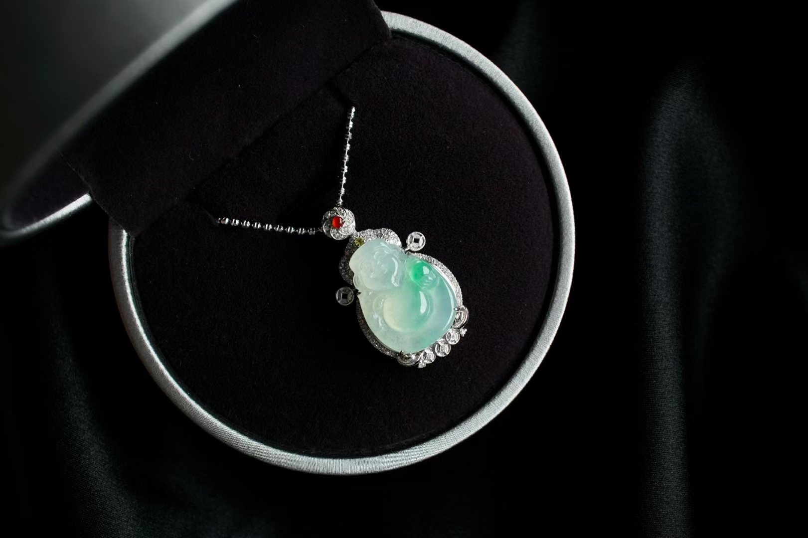 724822 翡翠冰飄花財神吊墜