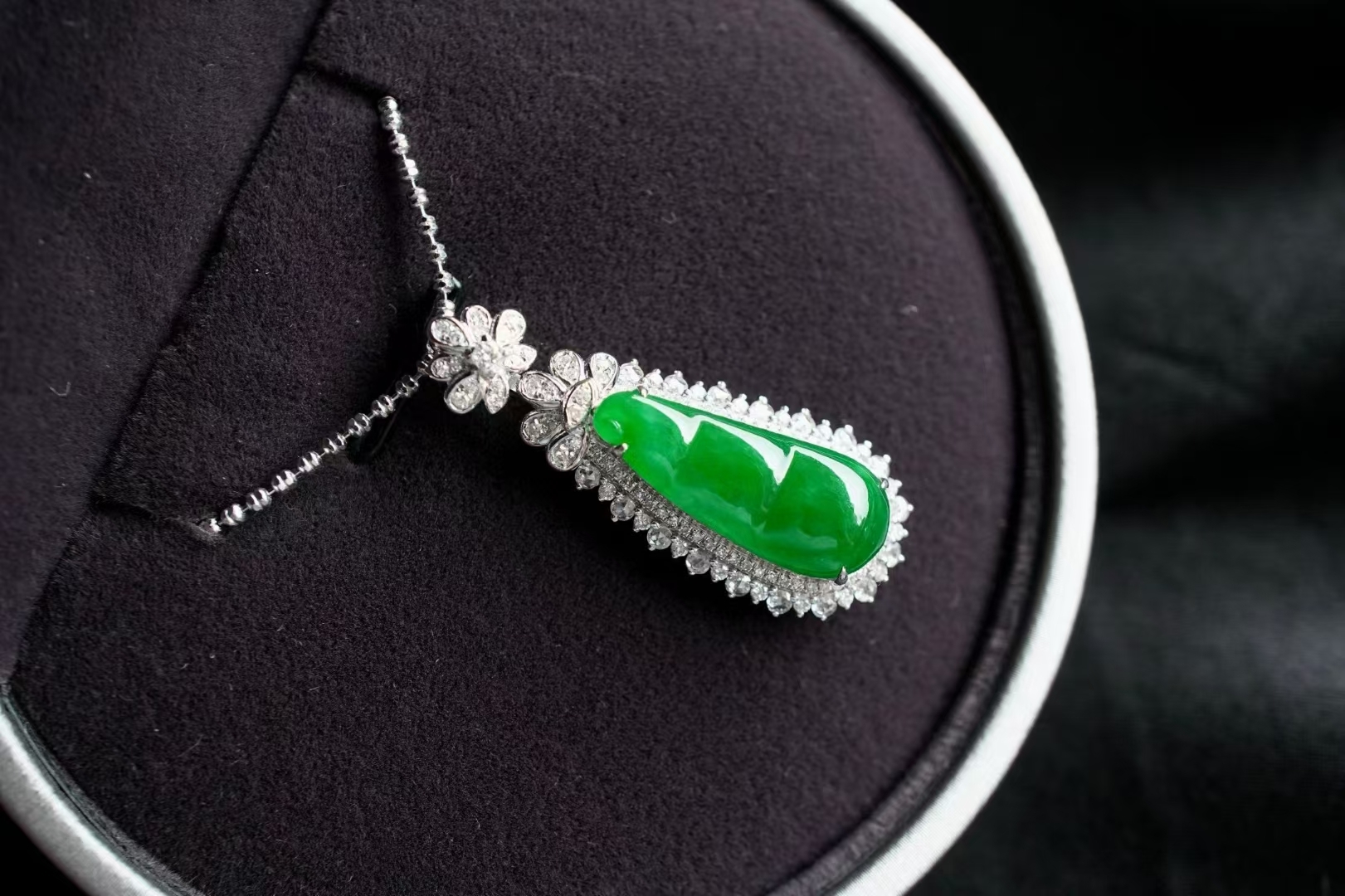 724824 翡翠辣陽綠福豆吊墜