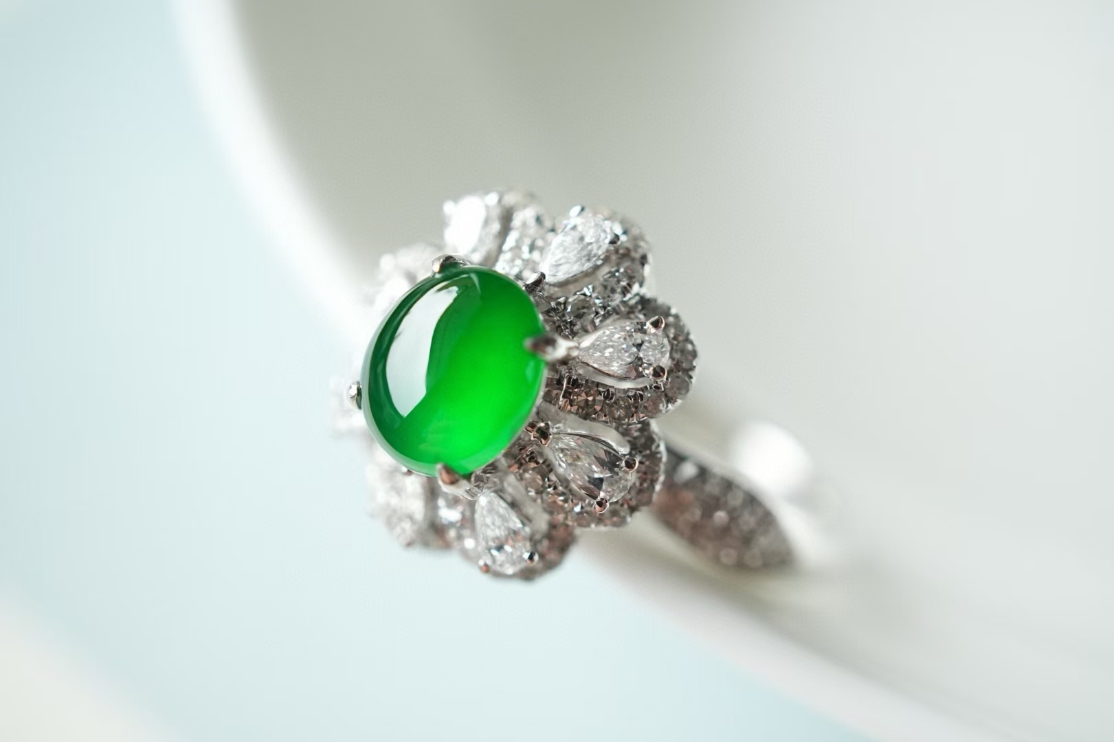 724825 翡翠正冰陽綠蛋面戒指