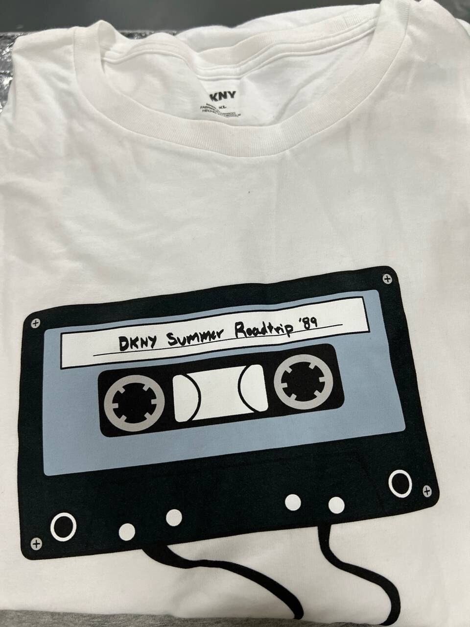[S] DKNY WHITE SUMMER ROADTRIP 89 TEE, M1410033-WHT (SD1553)