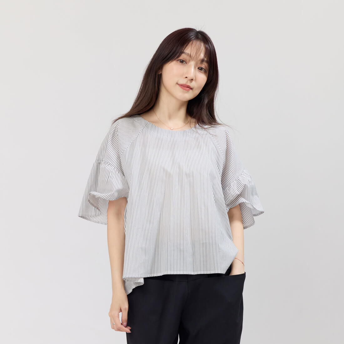Ashley天絲棉圓領細褶連袖上衣/灰白直條