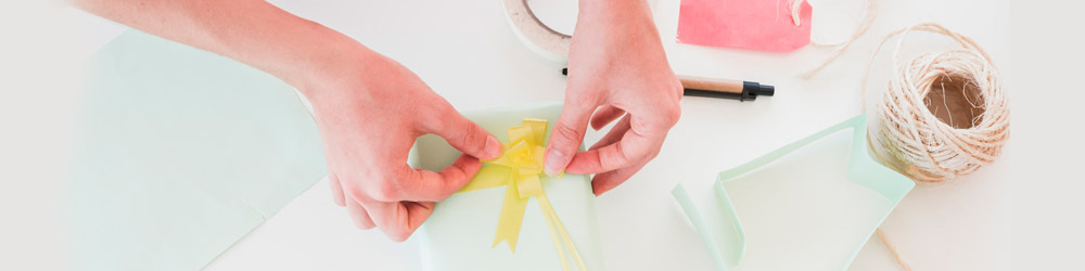 為禮盒加入手寫卡片與緞帶，讓整體質感提升