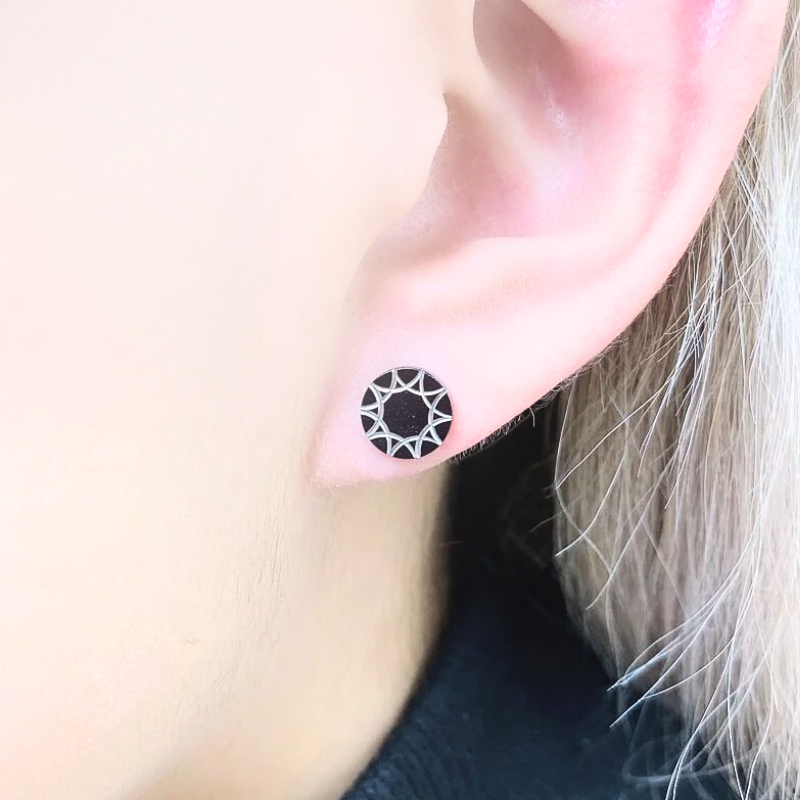 抗敏鋼 平面黑底太陽造型耳環(單支價)