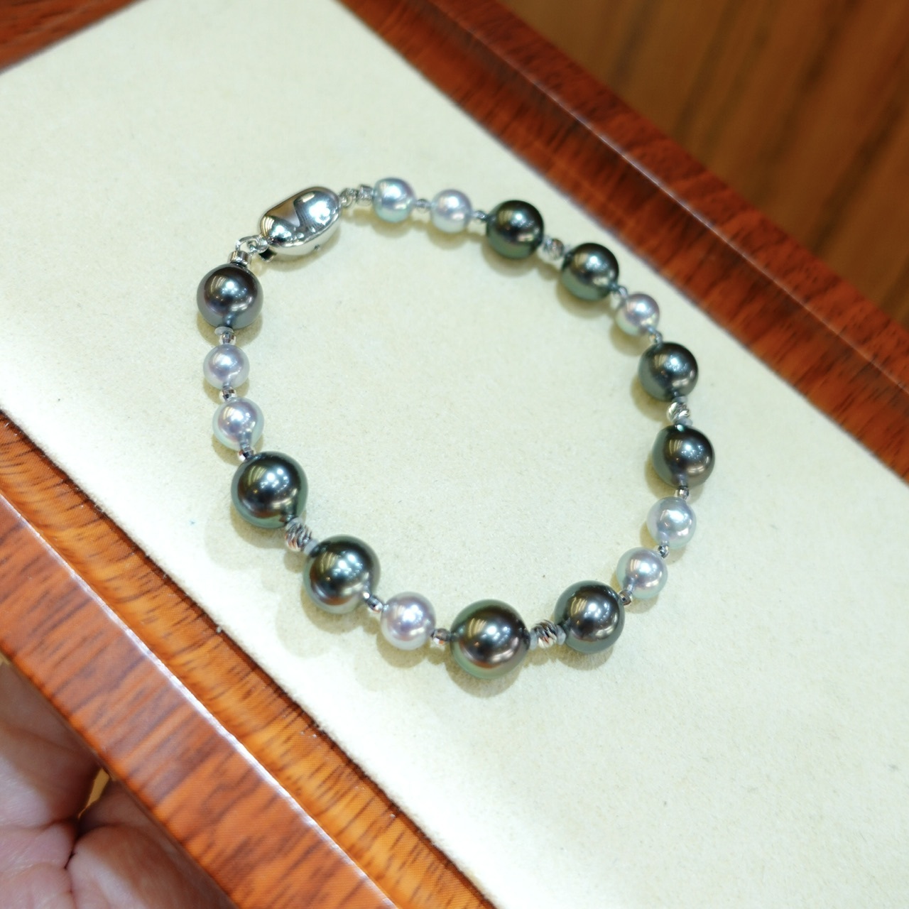 18K金鐳射金珠大溪地黑珍珠+天然銀藍色日本akoya手鍊 (5-8mm)