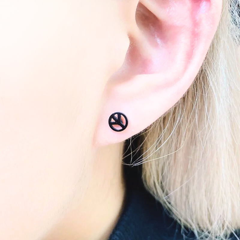 抗敏鋼 2色 平面鏤空Peace造型耳環(單支價