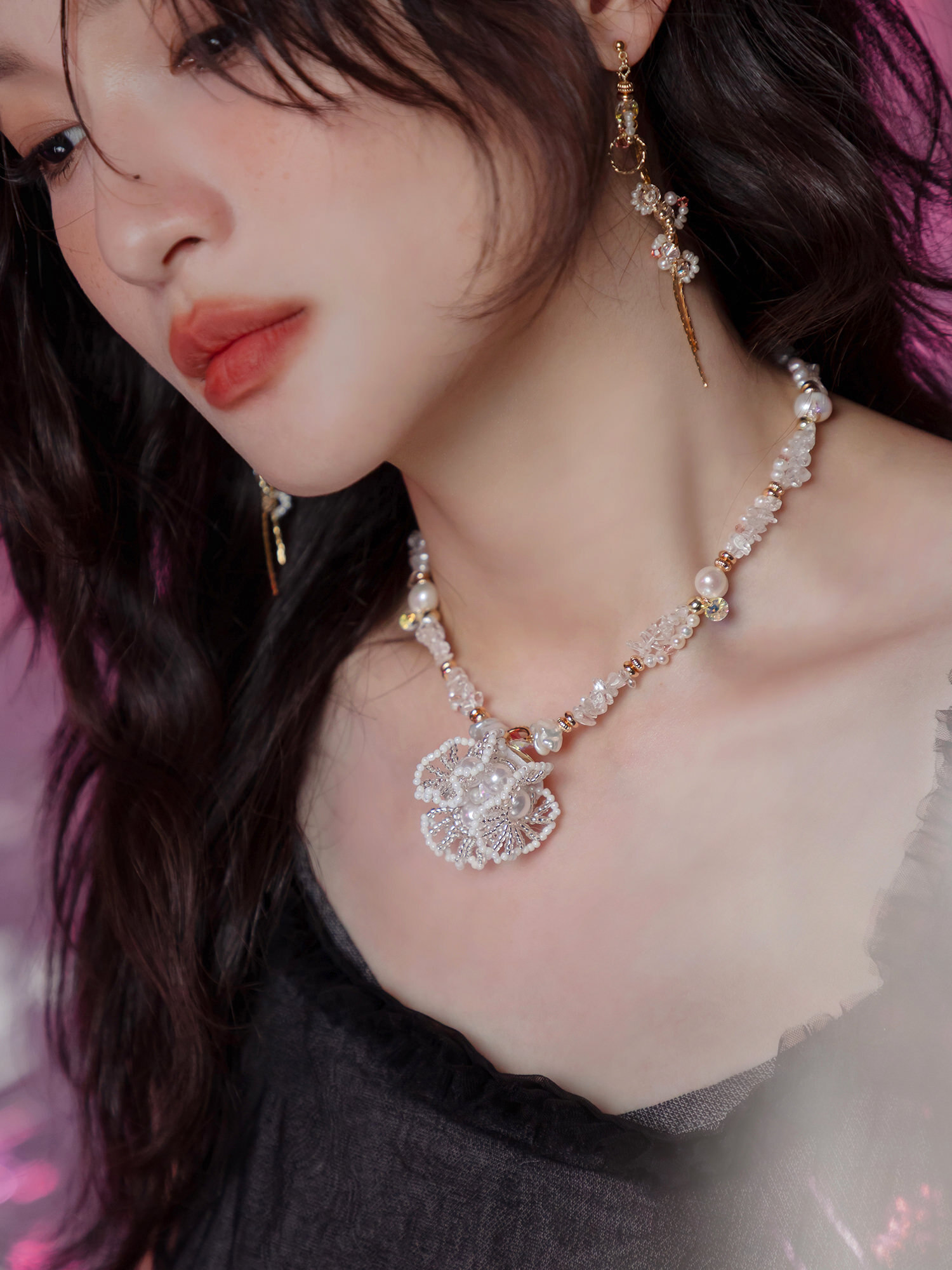 緋紅篇章。MUCHAT手作14KGP施華洛水晶珍珠別針