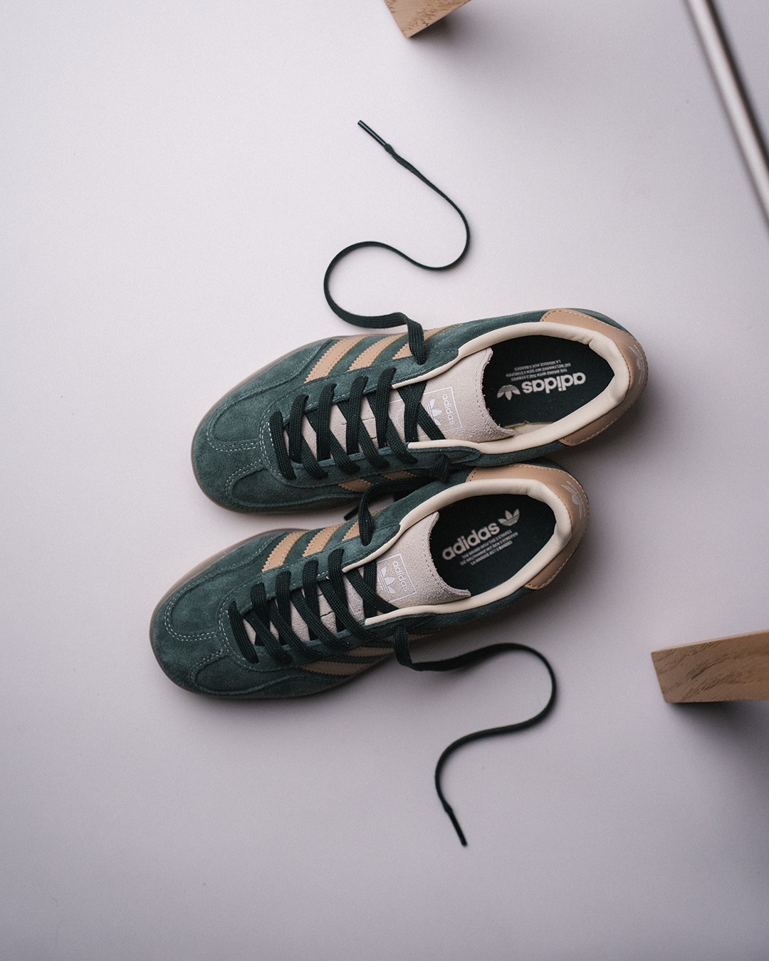 ADIDAS 休閒鞋 GAZELLE INDOOR 綠卡其 麂皮 德訓鞋 男 JH5402