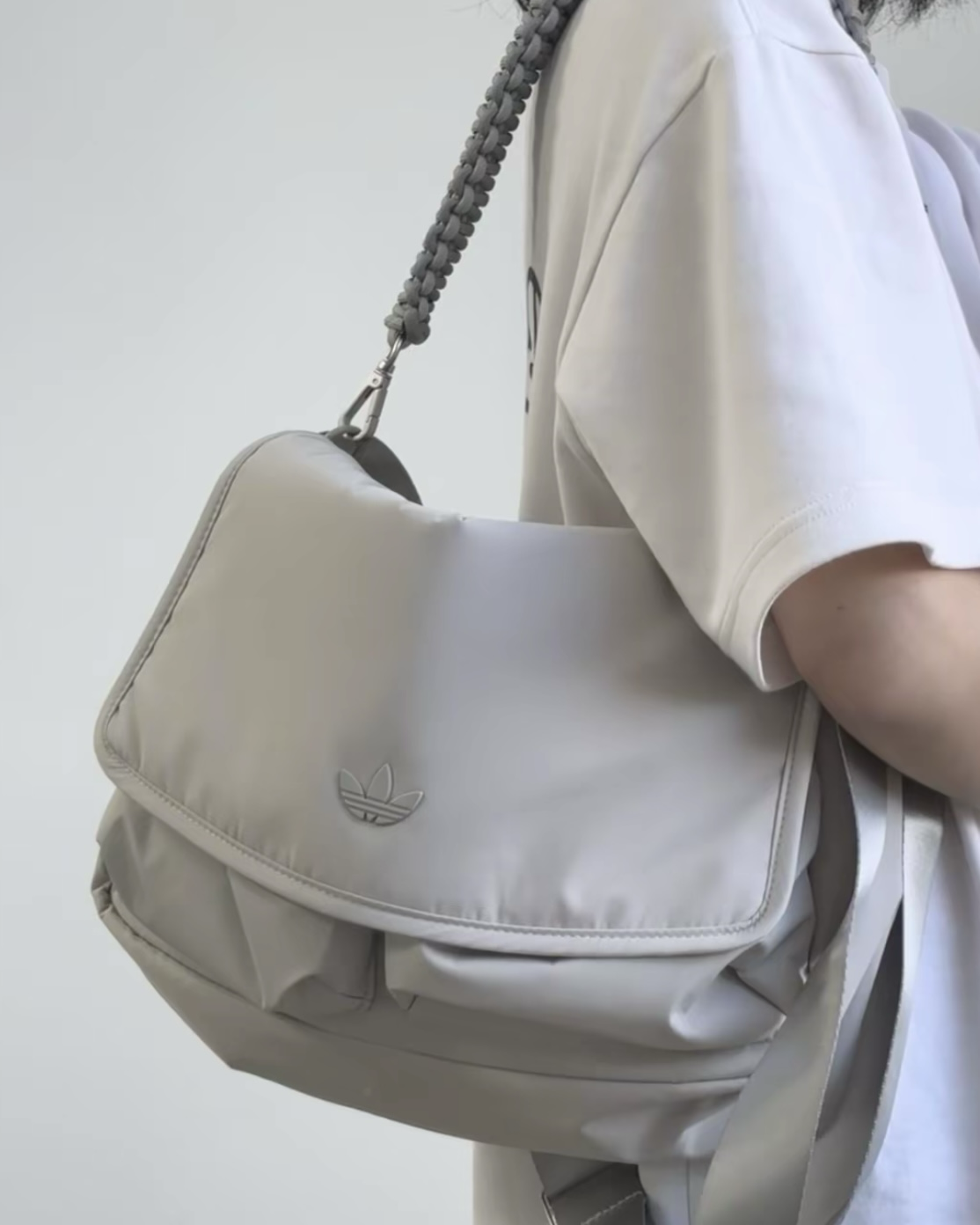 Adidas 13.1L 大容量郵差包 雙繩可拆卸可調節 斜背包 米灰色/黑色