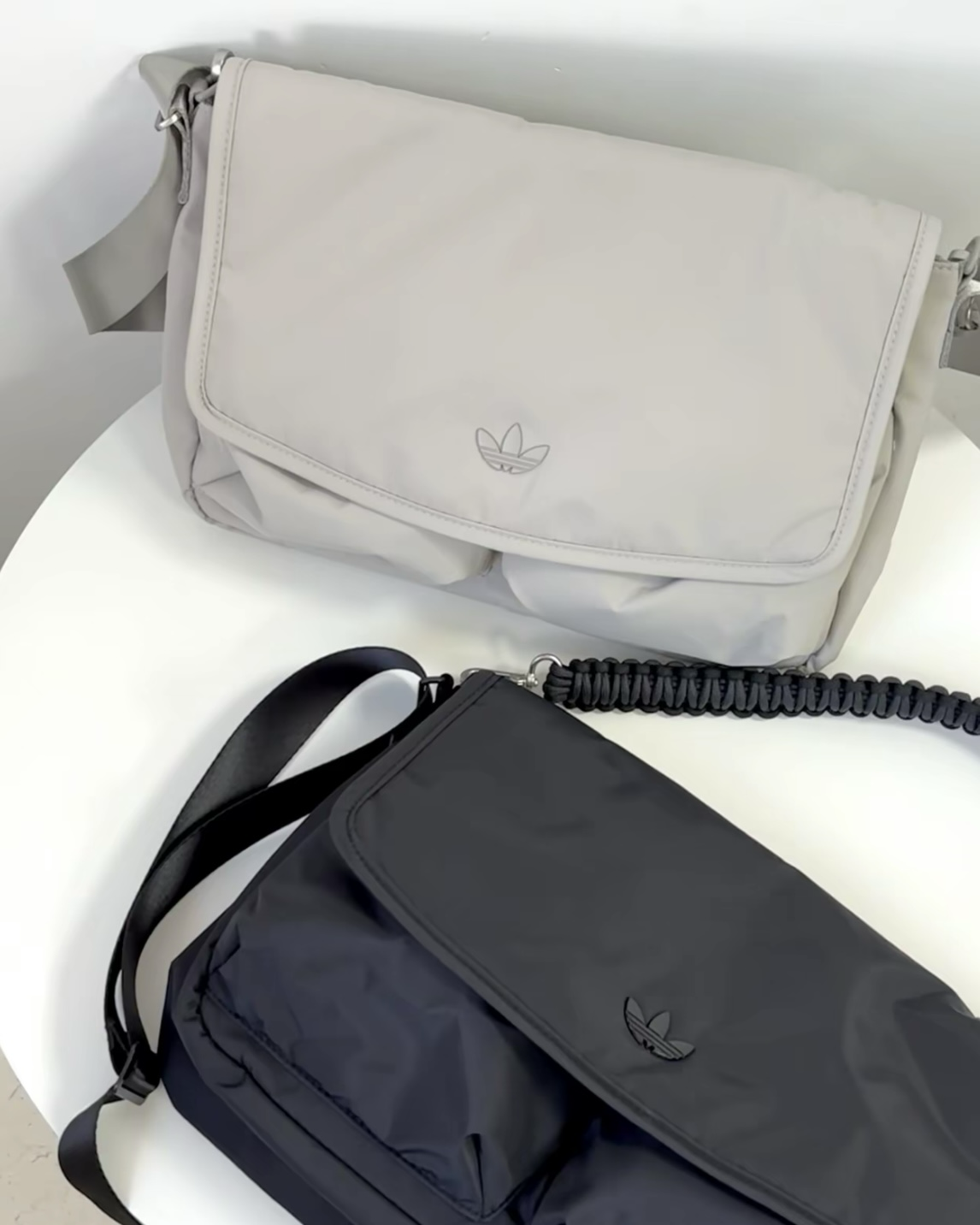 Adidas 13.1L 大容量郵差包 雙繩可拆卸可調節 斜背包 米灰色/黑色