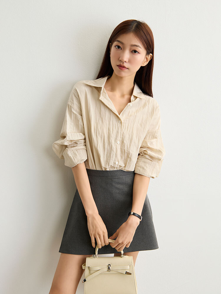 # OH!HER 皺褶感落肩亮澤襯衫