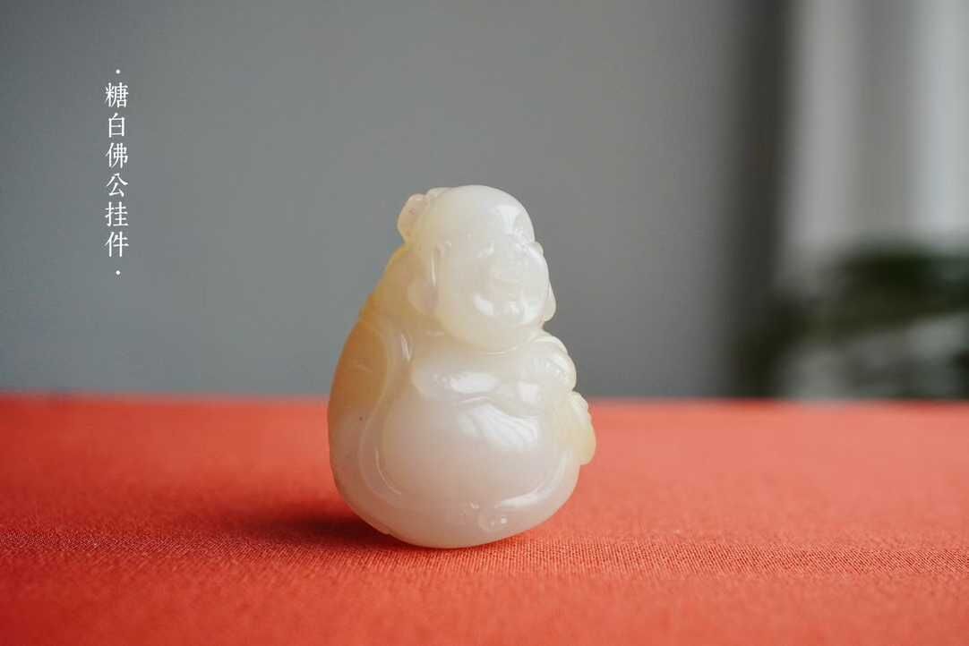 和田玉且末糖白料“笑口常開”彌勒佛掛件,天然和田玉軟玉