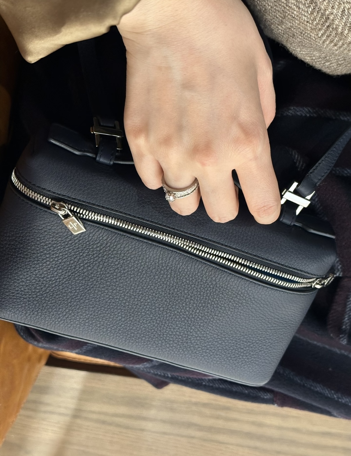 LORO PIANA Extra Pocket L19 飯盒袋 午夜藍銀扣