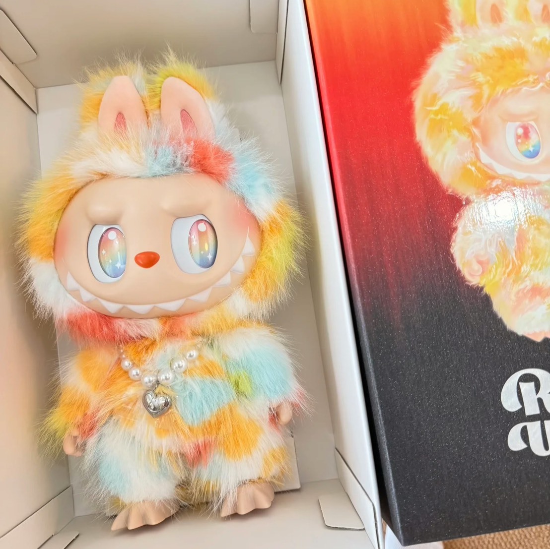 POP MART 泡泡瑪特 LABUBU THE MONSTERS 前方高能系列 ROCK THE UNIVERSE 渣染 渲染 愛心項鍊 拉布布 毛絨公仔 37CM