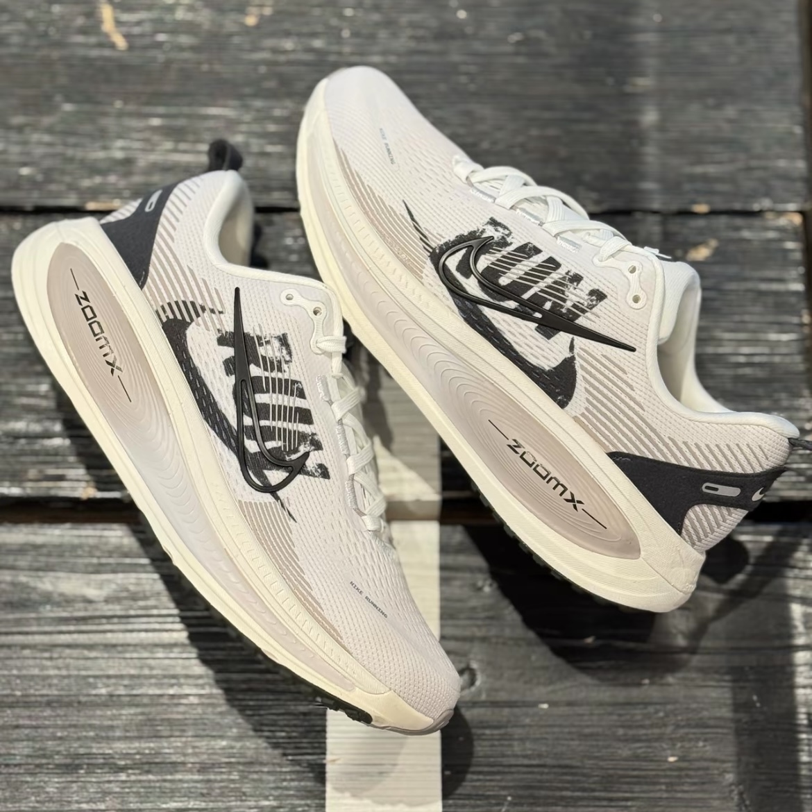 (預訂) Nike Vomero 18 - Reverse Swoosh