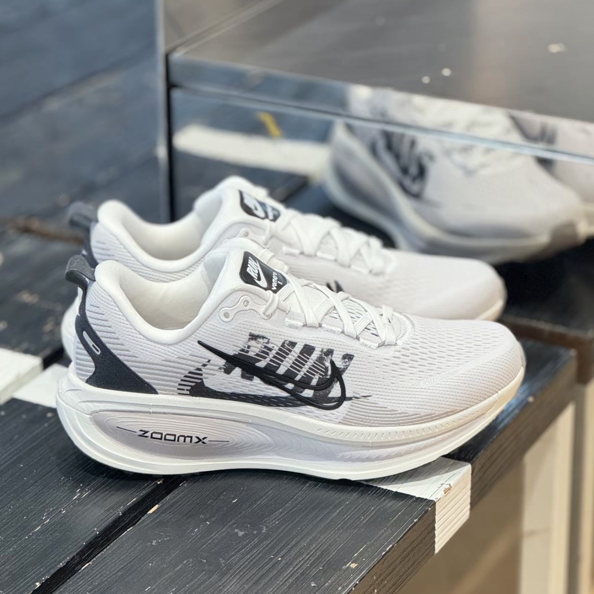 (預訂) Nike Vomero 18 - Reverse Swoosh