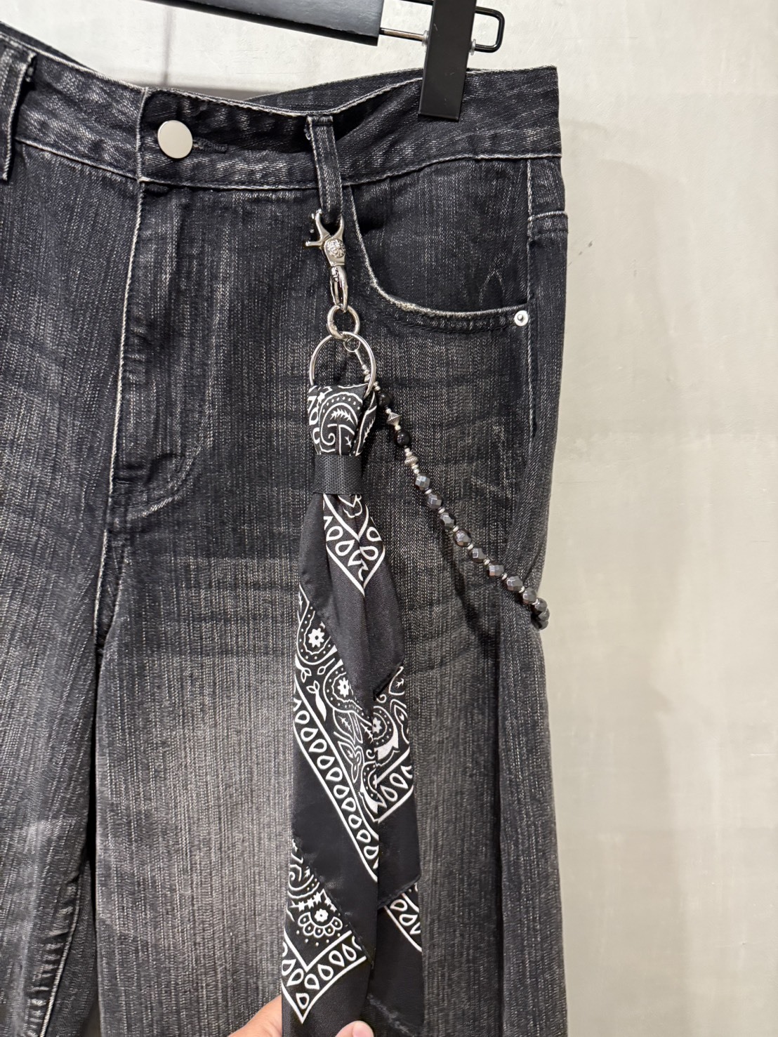 方巾黑亮珠褲鍊