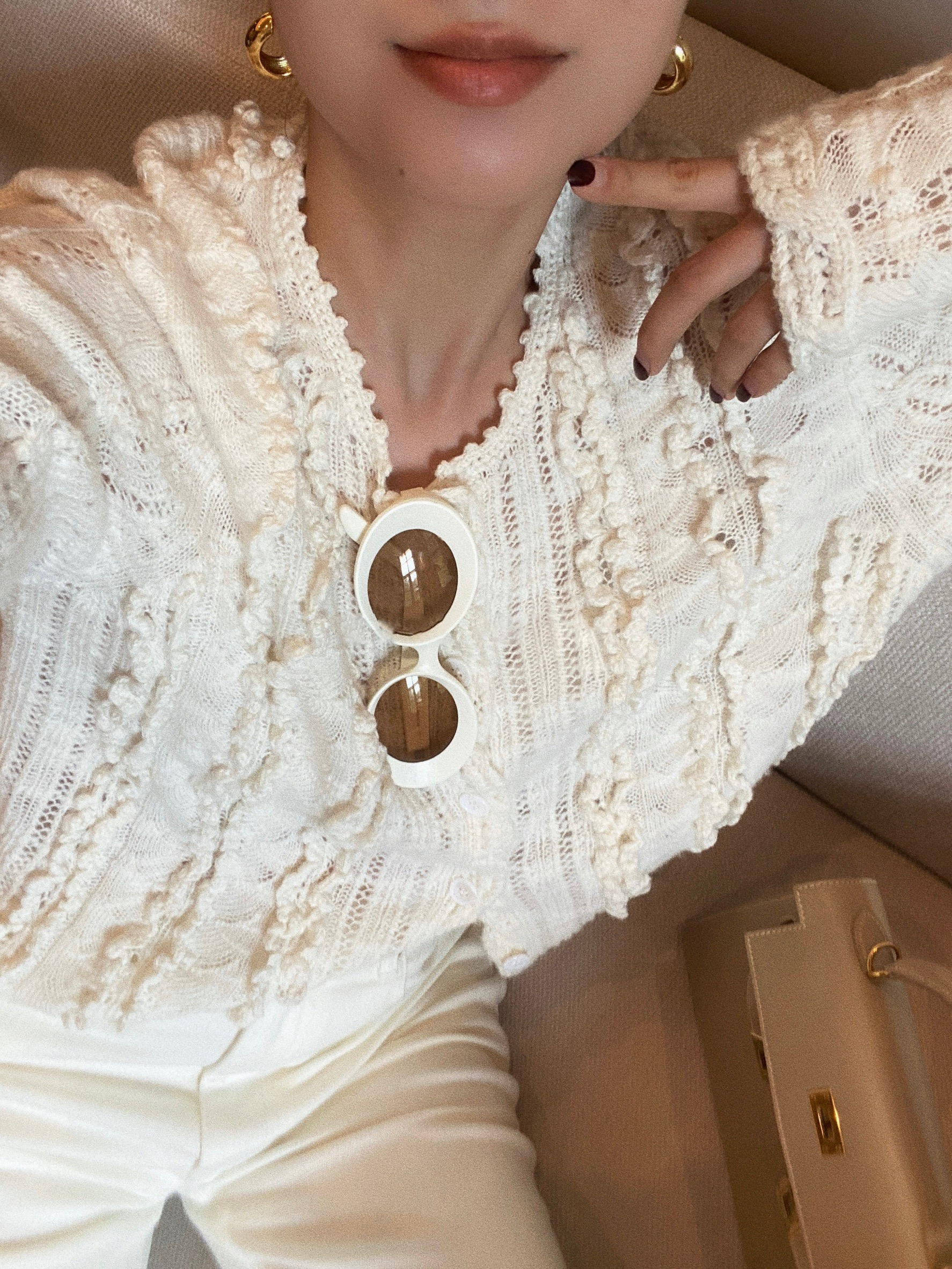 奶油白羊毛紗線圓領排釦罩衫外套-S-L (Elegant & Love)