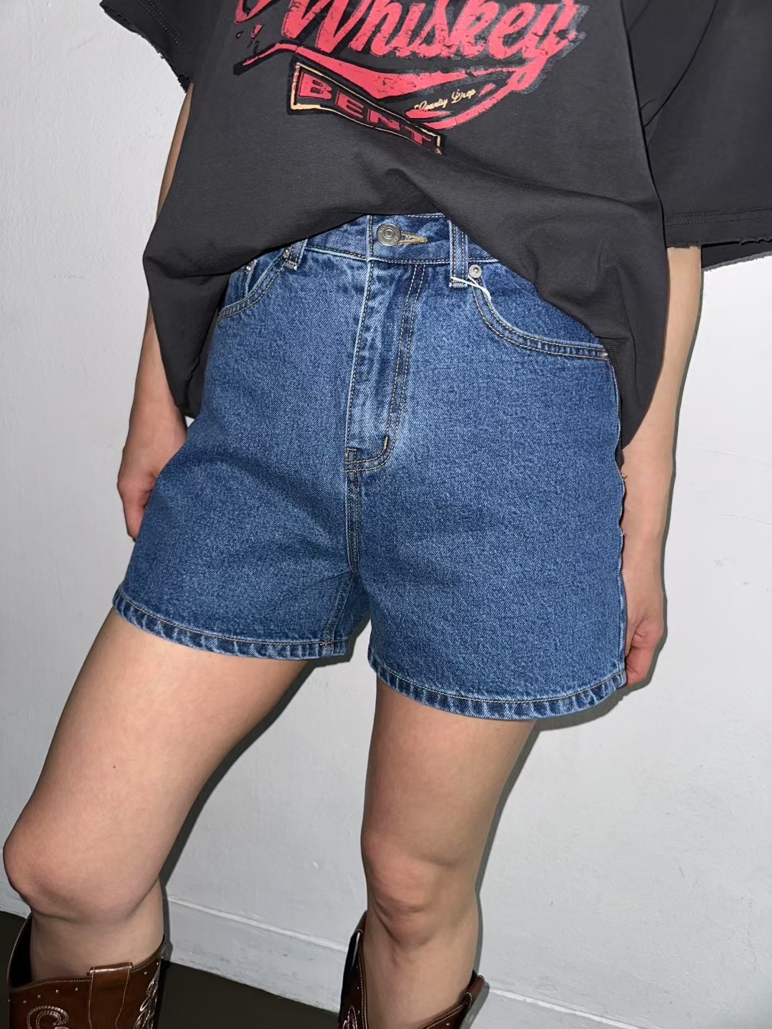 中高腰牛仔修飾短褲