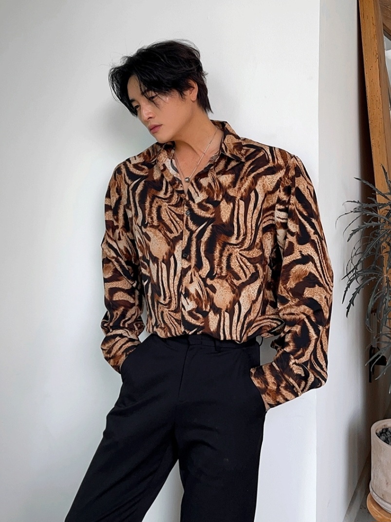 虎紋絲質襯衫