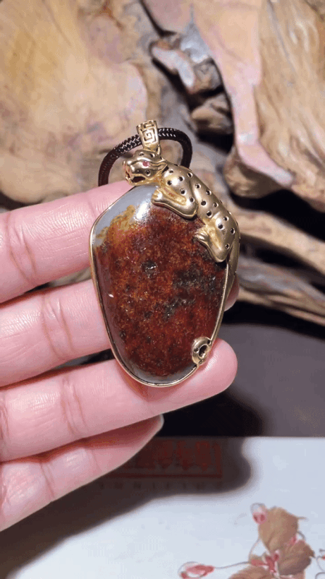 724731 和田玉籽料紅油皮掛件