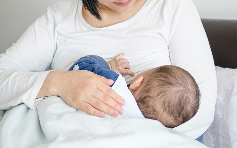 母乳哺育