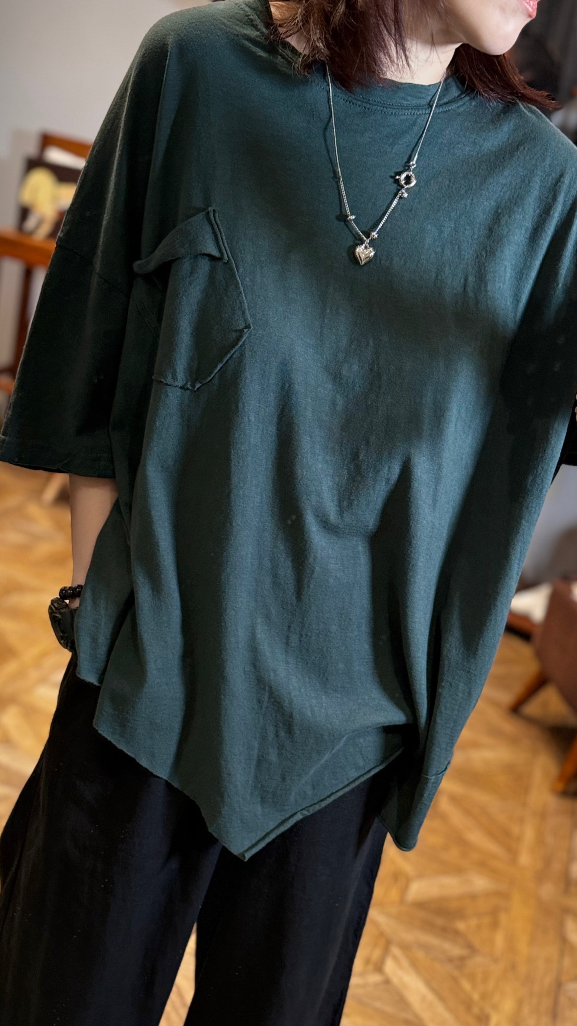 墨綠色不規則下擺設計上衣