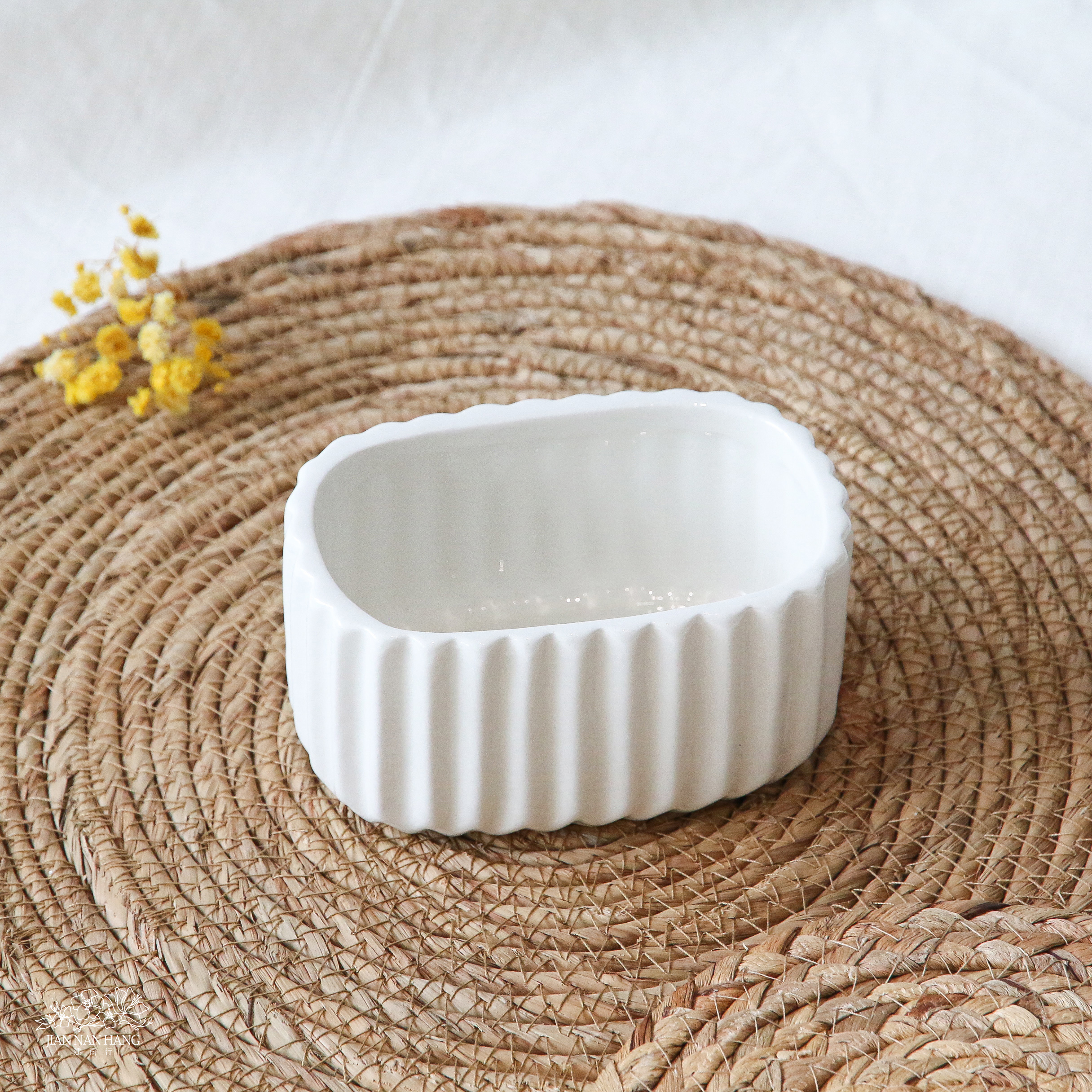 陶瓷花器 粗豎紋橢圓 小 白