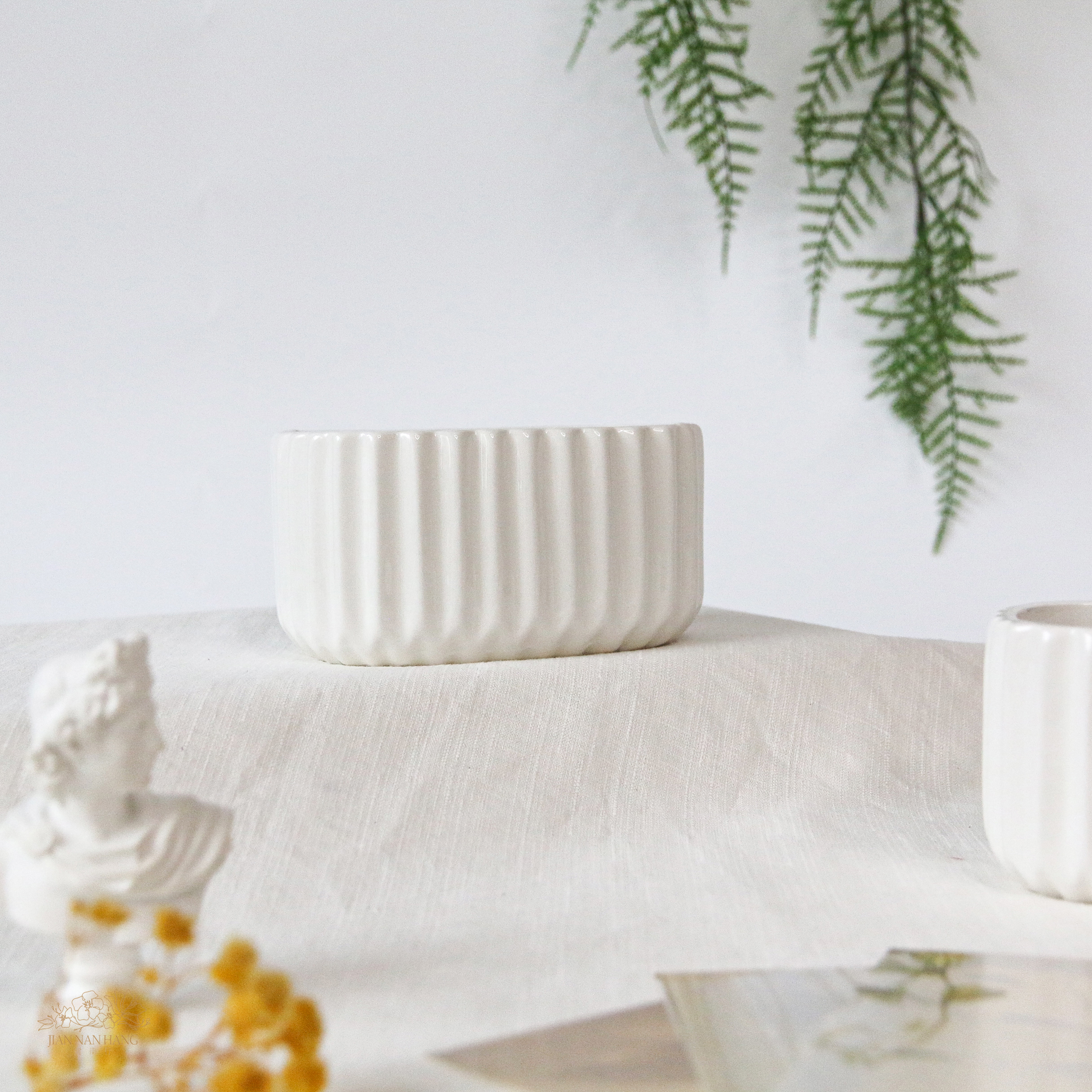 陶瓷花器 粗豎紋橢圓 小 白