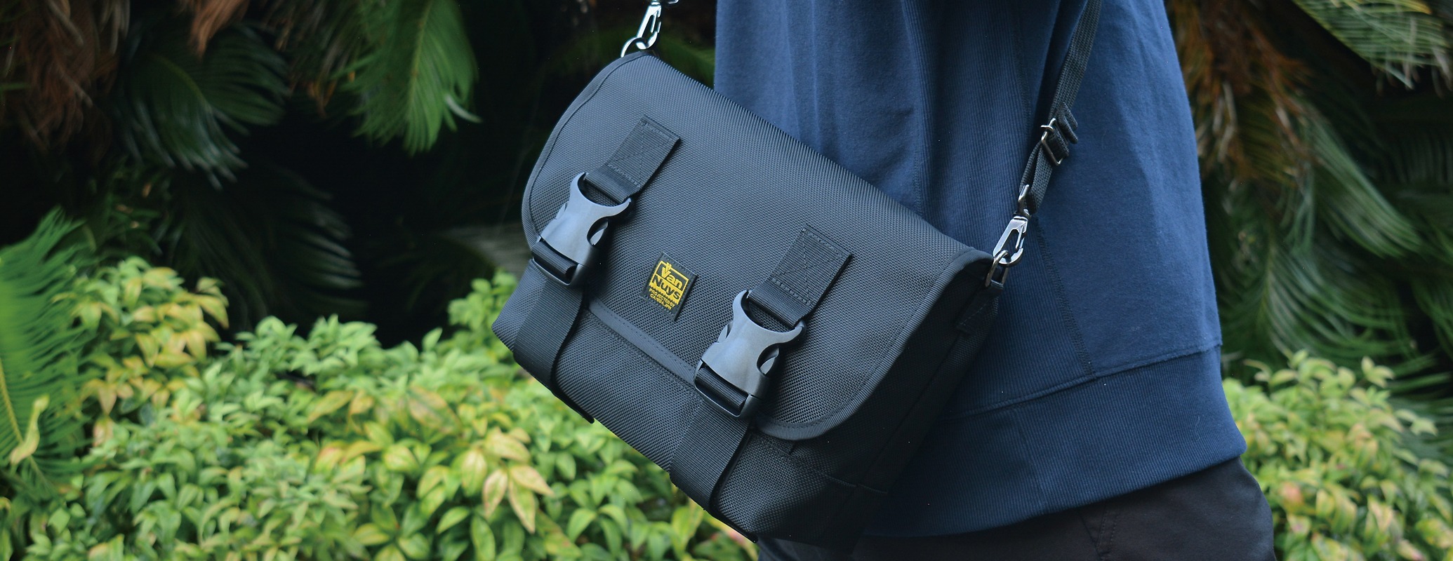 VanNuys E558 Lightness Double Buckle Messenger Bag